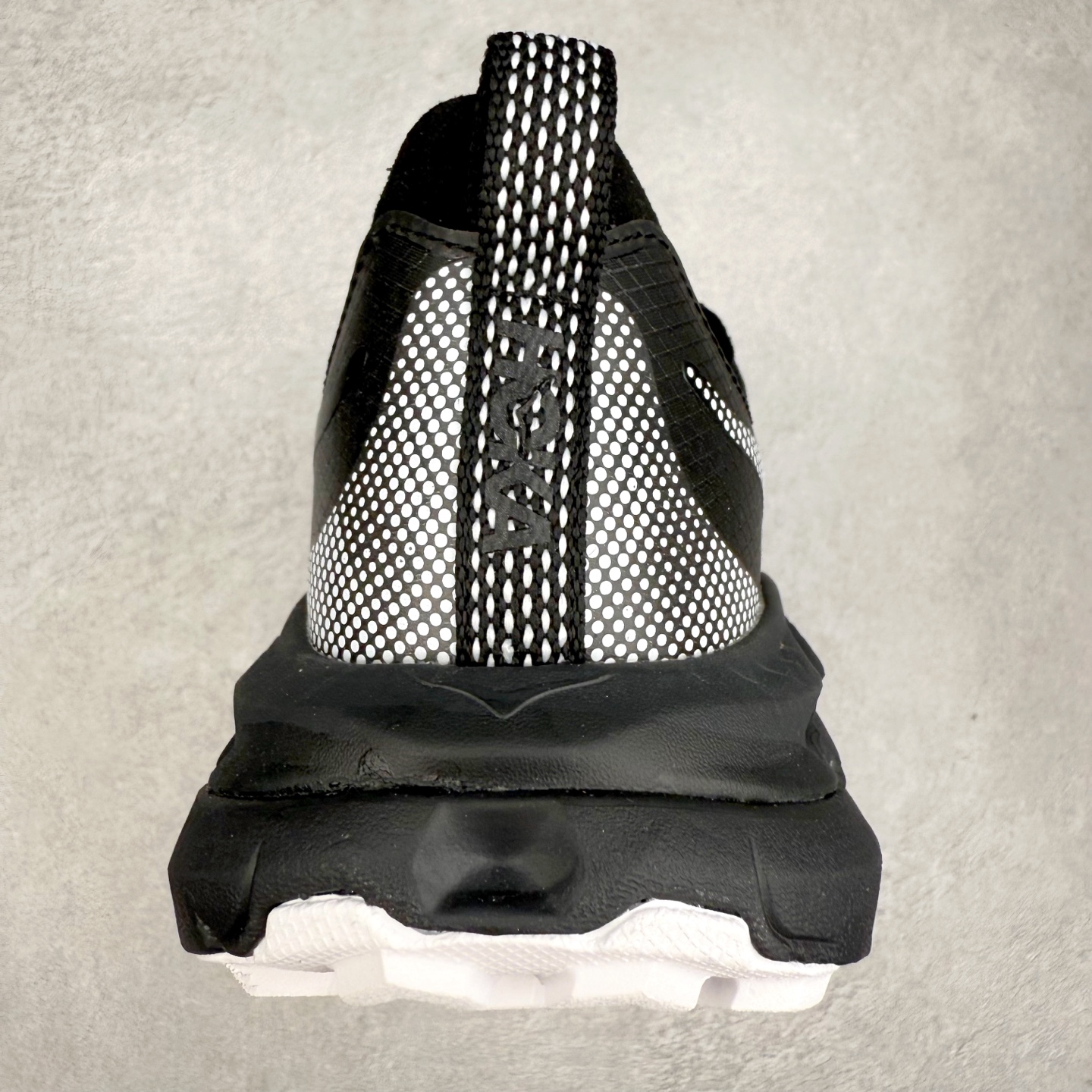 图片[8]-Satisfy x HOKA ONE ONE 百搭简约防滑耐磨低帮跑步鞋 联名配色 球鞋继承了HOKA的经典越野鞋型MAFATE SPEED 4的设计，更在此基础上进行了创新和提升，使得它既适合户外越野跑，又充满了时尚潮流的元素。它的半透明鞋面设计，不仅让鞋身看起来更加轻便，而且提供了良好的透气性。而保护性的防撕裂尼龙面料，则确保了在复杂地形中的耐用性。这样的设计，让人在享受奔跑的同时，也能感受到鞋底带来的舒适。双层ProFly™中底的使用，是这款鞋的另一个亮点。这种中底材质，提供了卓越的缓震性能，无论是在崎岖的山路上，还是在平坦的道路上，都能给跑者带来稳定的支撑。而VIBRAM MEGAGRIP®及LITEBASE®大底的搭载，更是让这款鞋在保持高抓地力的同时，减轻了鞋底的重量，使得每一步跑动都轻盈如飞。尺码：36 36.5 37.5 38 38.5 39 40 40.5 41 42 42.5 43 44 44.5 45 46-选品中心