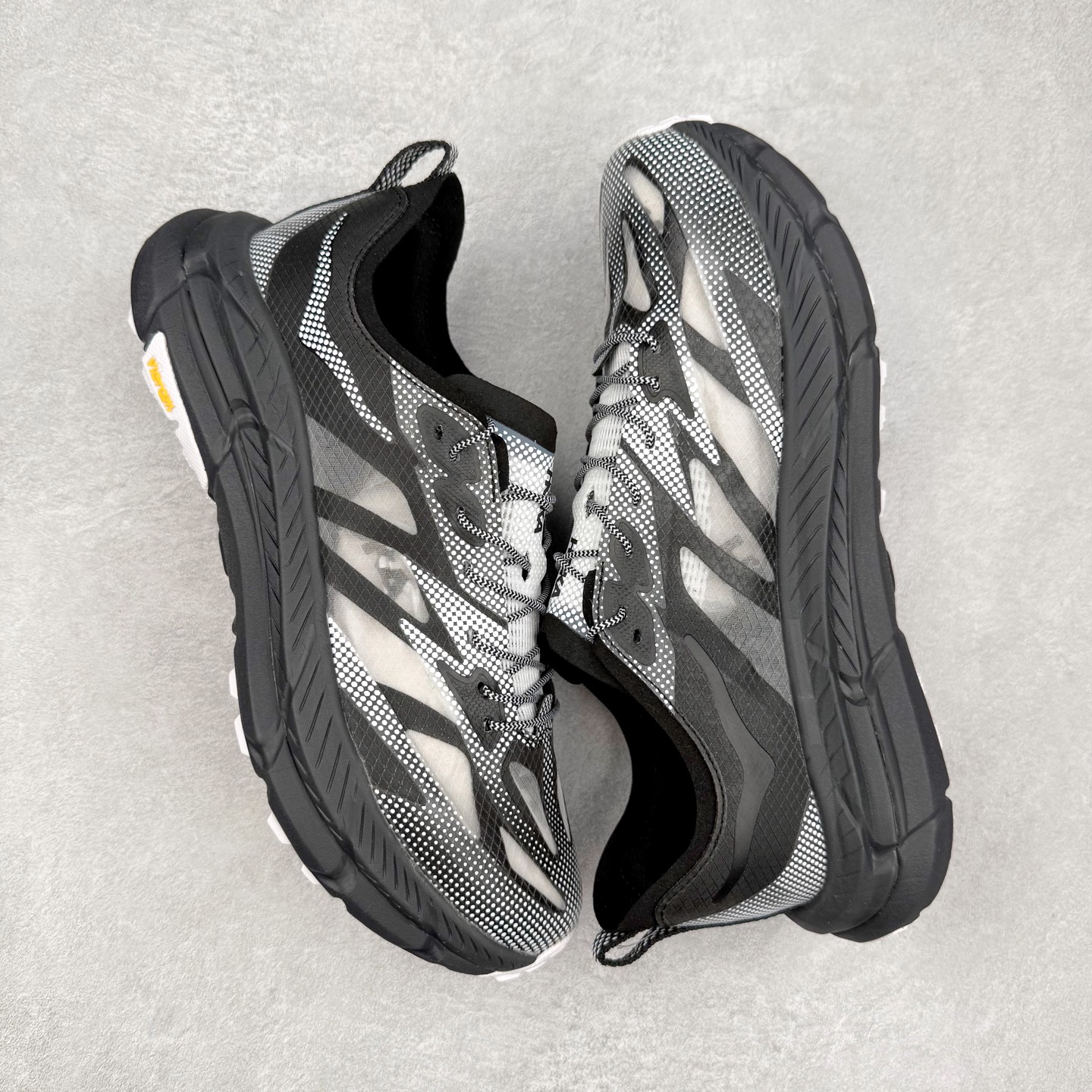 图片[3]-Satisfy x HOKA ONE ONE 百搭简约防滑耐磨低帮跑步鞋 联名配色 球鞋继承了HOKA的经典越野鞋型MAFATE SPEED 4的设计，更在此基础上进行了创新和提升，使得它既适合户外越野跑，又充满了时尚潮流的元素。它的半透明鞋面设计，不仅让鞋身看起来更加轻便，而且提供了良好的透气性。而保护性的防撕裂尼龙面料，则确保了在复杂地形中的耐用性。这样的设计，让人在享受奔跑的同时，也能感受到鞋底带来的舒适。双层ProFly™中底的使用，是这款鞋的另一个亮点。这种中底材质，提供了卓越的缓震性能，无论是在崎岖的山路上，还是在平坦的道路上，都能给跑者带来稳定的支撑。而VIBRAM MEGAGRIP®及LITEBASE®大底的搭载，更是让这款鞋在保持高抓地力的同时，减轻了鞋底的重量，使得每一步跑动都轻盈如飞。尺码：36 36.5 37.5 38 38.5 39 40 40.5 41 42 42.5 43 44 44.5 45 46-选品中心