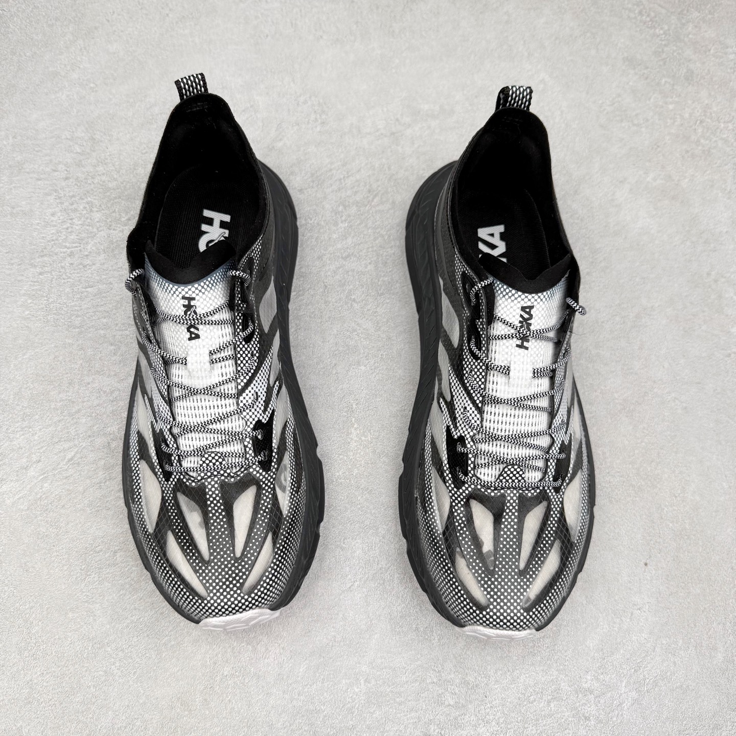 图片[2]-Satisfy x HOKA ONE ONE 百搭简约防滑耐磨低帮跑步鞋 联名配色 球鞋继承了HOKA的经典越野鞋型MAFATE SPEED 4的设计，更在此基础上进行了创新和提升，使得它既适合户外越野跑，又充满了时尚潮流的元素。它的半透明鞋面设计，不仅让鞋身看起来更加轻便，而且提供了良好的透气性。而保护性的防撕裂尼龙面料，则确保了在复杂地形中的耐用性。这样的设计，让人在享受奔跑的同时，也能感受到鞋底带来的舒适。双层ProFly™中底的使用，是这款鞋的另一个亮点。这种中底材质，提供了卓越的缓震性能，无论是在崎岖的山路上，还是在平坦的道路上，都能给跑者带来稳定的支撑。而VIBRAM MEGAGRIP®及LITEBASE®大底的搭载，更是让这款鞋在保持高抓地力的同时，减轻了鞋底的重量，使得每一步跑动都轻盈如飞。尺码：36 36.5 37.5 38 38.5 39 40 40.5 41 42 42.5 43 44 44.5 45 46-选品中心