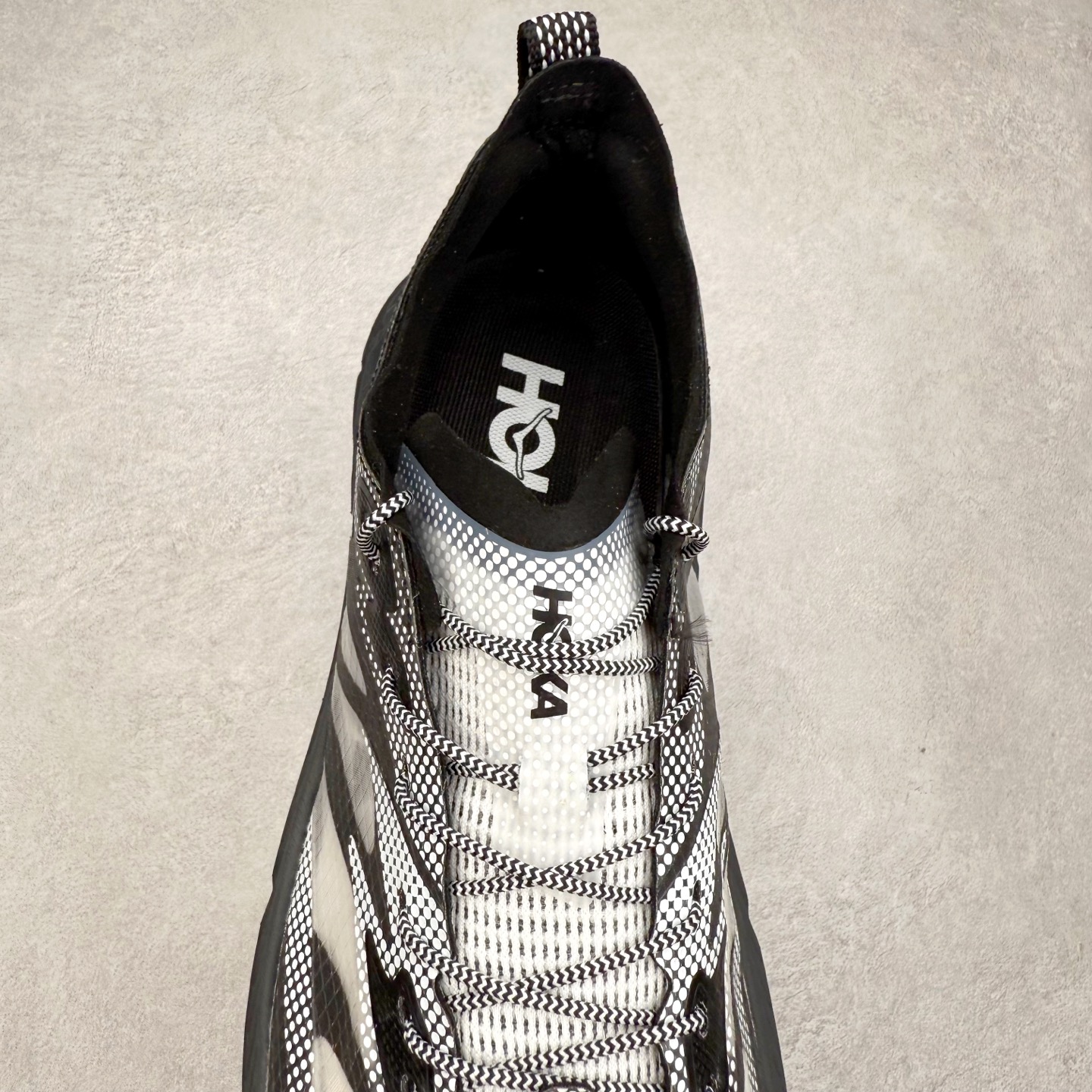 图片[5]-Satisfy x HOKA ONE ONE 百搭简约防滑耐磨低帮跑步鞋 联名配色 球鞋继承了HOKA的经典越野鞋型MAFATE SPEED 4的设计，更在此基础上进行了创新和提升，使得它既适合户外越野跑，又充满了时尚潮流的元素。它的半透明鞋面设计，不仅让鞋身看起来更加轻便，而且提供了良好的透气性。而保护性的防撕裂尼龙面料，则确保了在复杂地形中的耐用性。这样的设计，让人在享受奔跑的同时，也能感受到鞋底带来的舒适。双层ProFly™中底的使用，是这款鞋的另一个亮点。这种中底材质，提供了卓越的缓震性能，无论是在崎岖的山路上，还是在平坦的道路上，都能给跑者带来稳定的支撑。而VIBRAM MEGAGRIP®及LITEBASE®大底的搭载，更是让这款鞋在保持高抓地力的同时，减轻了鞋底的重量，使得每一步跑动都轻盈如飞。尺码：36 36.5 37.5 38 38.5 39 40 40.5 41 42 42.5 43 44 44.5 45 46-选品中心