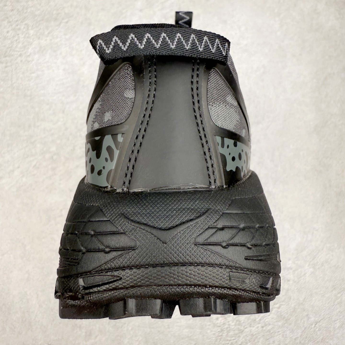 图片[8]-HOKA ONE ONE Mafate Speed 2 Low 玛法特2代系列低帮轻量户外越野休闲运动慢跑鞋 HOKA ONE ONE 最近推出了一个胶囊系列 Origin Story 这个系列里的 Mafate Speed 2 可以说让我日思夜想有一阵子了 最近终于拔草 让我来分享一下这双也是上脚赞到爆的越野跑鞋吧 以阿尔卑斯山脉作为主题将亮黄色与蓝色调覆盖在这经典轮廓之上 配色的呈现效果相当亮眼 以至于很多人买这个配色是用来日常搭配的 鞋面采用超轻的无缝架构 轻薄的TPU贴在透气的鞋面材料上 减轻重量同时也保证了支撑性 鞋底则采用滚动平衡技术 引导跑者回归自然步态 祖传的神奇EVA材质中底依旧是一如既往地表现优秀 能提供充足的缓震 作为HOKA家的越野跑鞋 VIBRAM 橡胶大底也是必不可少的 即便在复杂湿滑的地形 依旧能有良好的抓地力及稳定性 鞋带采用了弹性不易松脱的扁宽弹性鞋带 前掌与中掌部分也进行了加宽 也更加适合亚洲人的脚型 是一款十分全面且足够强悍的户外硬核越野鞋 而这双极其亮眼的越野跑鞋恰好又是在江山一百中参赛的UTMB冠军 Ludovic POMMERET 夺冠时穿着的战靴 这就让它变得更加有吸引力了 用来日常搭配的话短裤是基本不挑 长裤我个人推荐阔腿裤 工装裤以及各种长筒牛仔裤都可以 尺码：36 36.5 37.5 38 38.5 39 40 40.5 41 42 42.5 43 44 44.5 45-选品中心