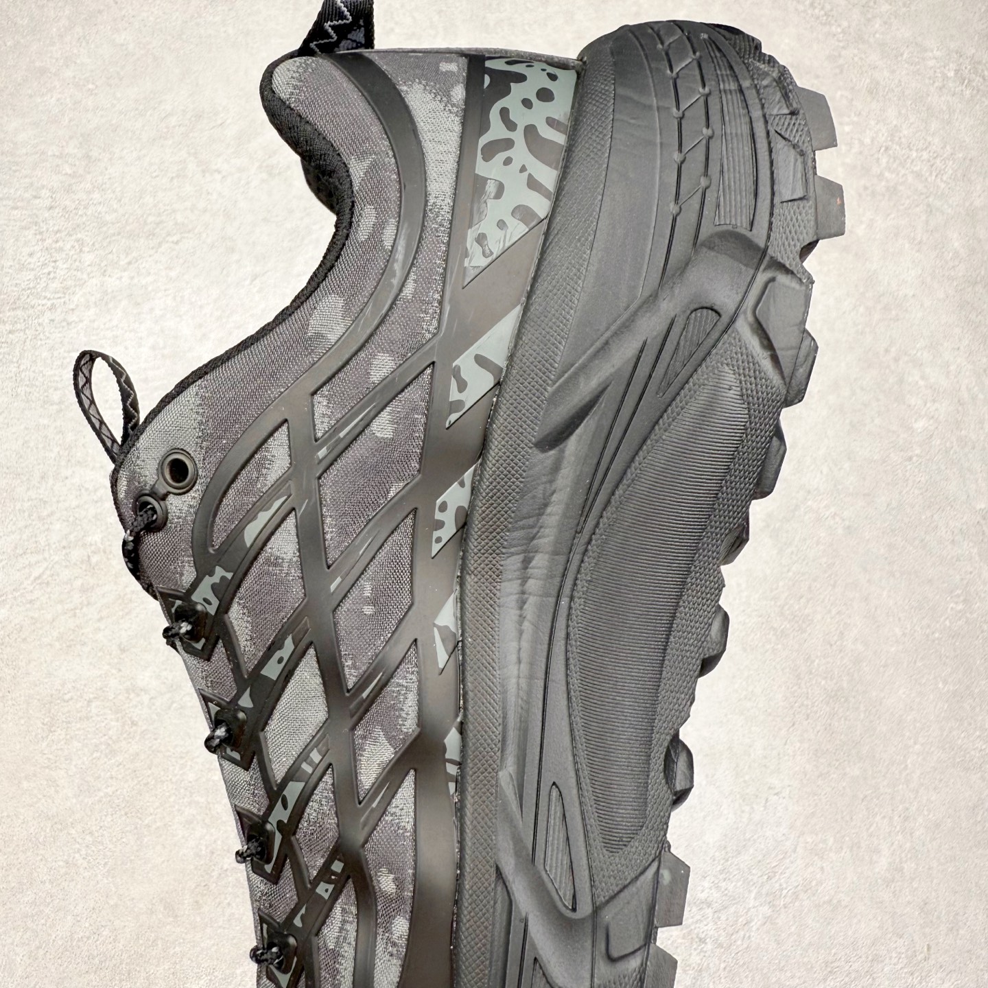 图片[7]-HOKA ONE ONE Mafate Speed 2 Low 玛法特2代系列低帮轻量户外越野休闲运动慢跑鞋 HOKA ONE ONE 最近推出了一个胶囊系列 Origin Story 这个系列里的 Mafate Speed 2 可以说让我日思夜想有一阵子了 最近终于拔草 让我来分享一下这双也是上脚赞到爆的越野跑鞋吧 以阿尔卑斯山脉作为主题将亮黄色与蓝色调覆盖在这经典轮廓之上 配色的呈现效果相当亮眼 以至于很多人买这个配色是用来日常搭配的 鞋面采用超轻的无缝架构 轻薄的TPU贴在透气的鞋面材料上 减轻重量同时也保证了支撑性 鞋底则采用滚动平衡技术 引导跑者回归自然步态 祖传的神奇EVA材质中底依旧是一如既往地表现优秀 能提供充足的缓震 作为HOKA家的越野跑鞋 VIBRAM 橡胶大底也是必不可少的 即便在复杂湿滑的地形 依旧能有良好的抓地力及稳定性 鞋带采用了弹性不易松脱的扁宽弹性鞋带 前掌与中掌部分也进行了加宽 也更加适合亚洲人的脚型 是一款十分全面且足够强悍的户外硬核越野鞋 而这双极其亮眼的越野跑鞋恰好又是在江山一百中参赛的UTMB冠军 Ludovic POMMERET 夺冠时穿着的战靴 这就让它变得更加有吸引力了 用来日常搭配的话短裤是基本不挑 长裤我个人推荐阔腿裤 工装裤以及各种长筒牛仔裤都可以 尺码：36 36.5 37.5 38 38.5 39 40 40.5 41 42 42.5 43 44 44.5 45-选品中心