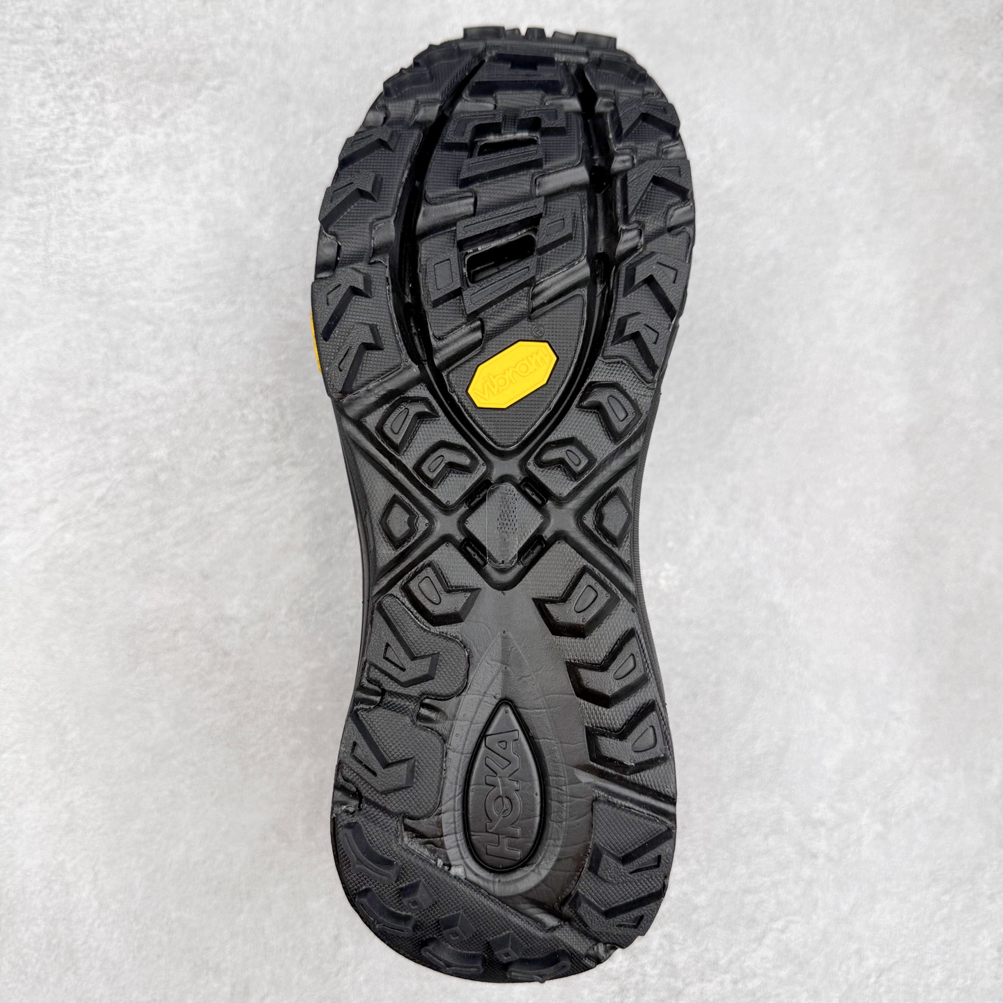 图片[9]-HOKA ONE ONE Mafate Speed 2 Low 玛法特2代系列低帮轻量户外越野休闲运动慢跑鞋 HOKA ONE ONE 最近推出了一个胶囊系列 Origin Story 这个系列里的 Mafate Speed 2 可以说让我日思夜想有一阵子了 最近终于拔草 让我来分享一下这双也是上脚赞到爆的越野跑鞋吧 以阿尔卑斯山脉作为主题将亮黄色与蓝色调覆盖在这经典轮廓之上 配色的呈现效果相当亮眼 以至于很多人买这个配色是用来日常搭配的 鞋面采用超轻的无缝架构 轻薄的TPU贴在透气的鞋面材料上 减轻重量同时也保证了支撑性 鞋底则采用滚动平衡技术 引导跑者回归自然步态 祖传的神奇EVA材质中底依旧是一如既往地表现优秀 能提供充足的缓震 作为HOKA家的越野跑鞋 VIBRAM 橡胶大底也是必不可少的 即便在复杂湿滑的地形 依旧能有良好的抓地力及稳定性 鞋带采用了弹性不易松脱的扁宽弹性鞋带 前掌与中掌部分也进行了加宽 也更加适合亚洲人的脚型 是一款十分全面且足够强悍的户外硬核越野鞋 而这双极其亮眼的越野跑鞋恰好又是在江山一百中参赛的UTMB冠军 Ludovic POMMERET 夺冠时穿着的战靴 这就让它变得更加有吸引力了 用来日常搭配的话短裤是基本不挑 长裤我个人推荐阔腿裤 工装裤以及各种长筒牛仔裤都可以 尺码：36 36.5 37.5 38 38.5 39 40 40.5 41 42 42.5 43 44 44.5 45-选品中心