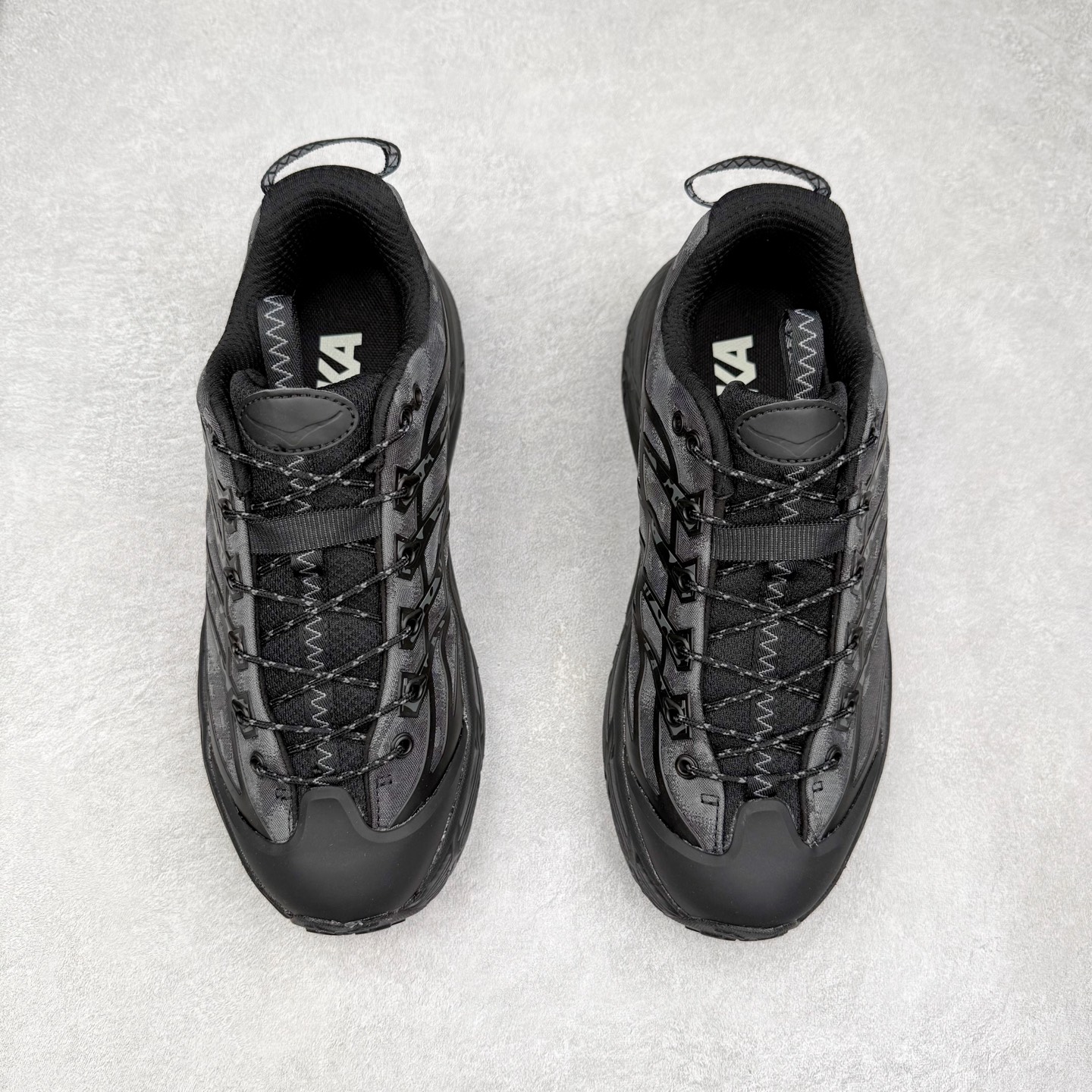 图片[2]-HOKA ONE ONE Mafate Speed 2 Low 玛法特2代系列低帮轻量户外越野休闲运动慢跑鞋 HOKA ONE ONE 最近推出了一个胶囊系列 Origin Story 这个系列里的 Mafate Speed 2 可以说让我日思夜想有一阵子了 最近终于拔草 让我来分享一下这双也是上脚赞到爆的越野跑鞋吧 以阿尔卑斯山脉作为主题将亮黄色与蓝色调覆盖在这经典轮廓之上 配色的呈现效果相当亮眼 以至于很多人买这个配色是用来日常搭配的 鞋面采用超轻的无缝架构 轻薄的TPU贴在透气的鞋面材料上 减轻重量同时也保证了支撑性 鞋底则采用滚动平衡技术 引导跑者回归自然步态 祖传的神奇EVA材质中底依旧是一如既往地表现优秀 能提供充足的缓震 作为HOKA家的越野跑鞋 VIBRAM 橡胶大底也是必不可少的 即便在复杂湿滑的地形 依旧能有良好的抓地力及稳定性 鞋带采用了弹性不易松脱的扁宽弹性鞋带 前掌与中掌部分也进行了加宽 也更加适合亚洲人的脚型 是一款十分全面且足够强悍的户外硬核越野鞋 而这双极其亮眼的越野跑鞋恰好又是在江山一百中参赛的UTMB冠军 Ludovic POMMERET 夺冠时穿着的战靴 这就让它变得更加有吸引力了 用来日常搭配的话短裤是基本不挑 长裤我个人推荐阔腿裤 工装裤以及各种长筒牛仔裤都可以 尺码：36 36.5 37.5 38 38.5 39 40 40.5 41 42 42.5 43 44 44.5 45-选品中心