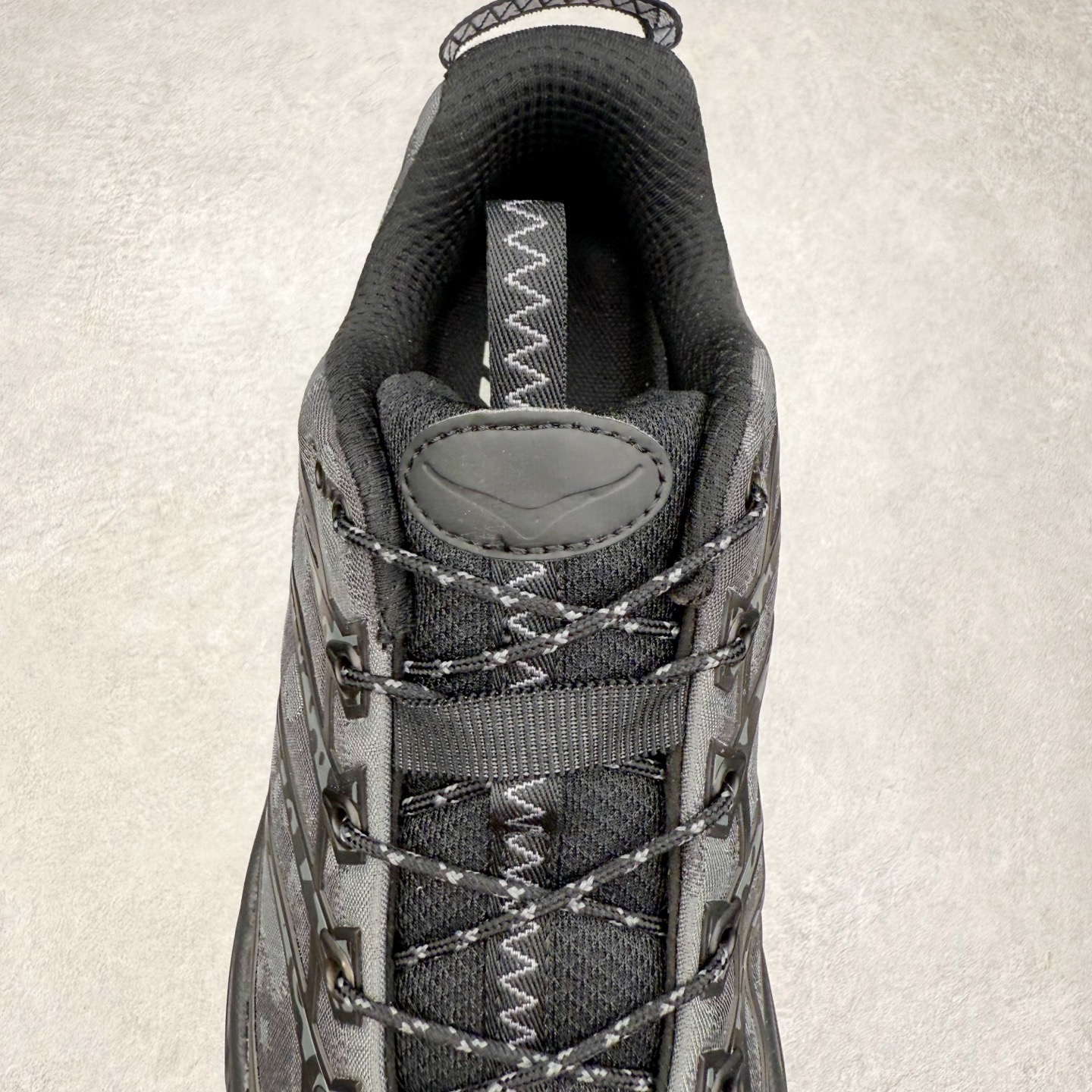 图片[5]-HOKA ONE ONE Mafate Speed 2 Low 玛法特2代系列低帮轻量户外越野休闲运动慢跑鞋 HOKA ONE ONE 最近推出了一个胶囊系列 Origin Story 这个系列里的 Mafate Speed 2 可以说让我日思夜想有一阵子了 最近终于拔草 让我来分享一下这双也是上脚赞到爆的越野跑鞋吧 以阿尔卑斯山脉作为主题将亮黄色与蓝色调覆盖在这经典轮廓之上 配色的呈现效果相当亮眼 以至于很多人买这个配色是用来日常搭配的 鞋面采用超轻的无缝架构 轻薄的TPU贴在透气的鞋面材料上 减轻重量同时也保证了支撑性 鞋底则采用滚动平衡技术 引导跑者回归自然步态 祖传的神奇EVA材质中底依旧是一如既往地表现优秀 能提供充足的缓震 作为HOKA家的越野跑鞋 VIBRAM 橡胶大底也是必不可少的 即便在复杂湿滑的地形 依旧能有良好的抓地力及稳定性 鞋带采用了弹性不易松脱的扁宽弹性鞋带 前掌与中掌部分也进行了加宽 也更加适合亚洲人的脚型 是一款十分全面且足够强悍的户外硬核越野鞋 而这双极其亮眼的越野跑鞋恰好又是在江山一百中参赛的UTMB冠军 Ludovic POMMERET 夺冠时穿着的战靴 这就让它变得更加有吸引力了 用来日常搭配的话短裤是基本不挑 长裤我个人推荐阔腿裤 工装裤以及各种长筒牛仔裤都可以 尺码：36 36.5 37.5 38 38.5 39 40 40.5 41 42 42.5 43 44 44.5 45-选品中心