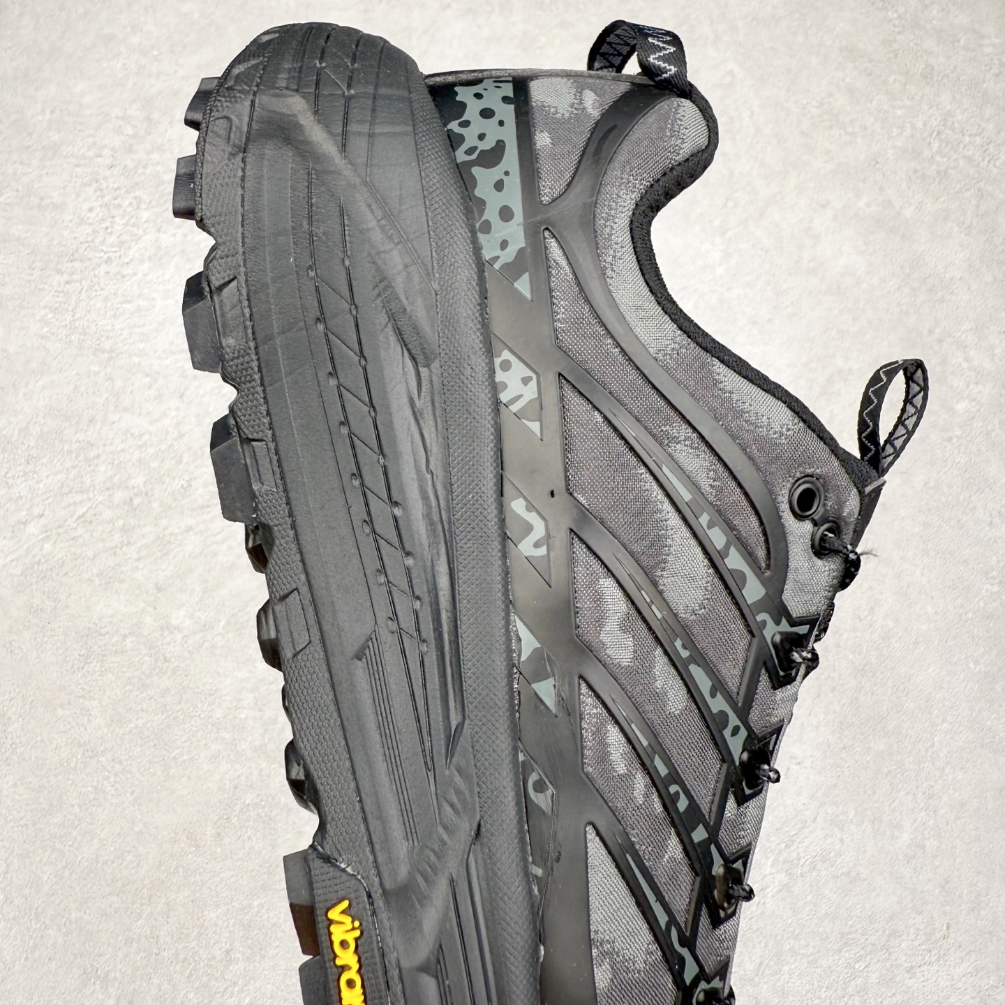 图片[6]-HOKA ONE ONE Mafate Speed 2 Low 玛法特2代系列低帮轻量户外越野休闲运动慢跑鞋 HOKA ONE ONE 最近推出了一个胶囊系列 Origin Story 这个系列里的 Mafate Speed 2 可以说让我日思夜想有一阵子了 最近终于拔草 让我来分享一下这双也是上脚赞到爆的越野跑鞋吧 以阿尔卑斯山脉作为主题将亮黄色与蓝色调覆盖在这经典轮廓之上 配色的呈现效果相当亮眼 以至于很多人买这个配色是用来日常搭配的 鞋面采用超轻的无缝架构 轻薄的TPU贴在透气的鞋面材料上 减轻重量同时也保证了支撑性 鞋底则采用滚动平衡技术 引导跑者回归自然步态 祖传的神奇EVA材质中底依旧是一如既往地表现优秀 能提供充足的缓震 作为HOKA家的越野跑鞋 VIBRAM 橡胶大底也是必不可少的 即便在复杂湿滑的地形 依旧能有良好的抓地力及稳定性 鞋带采用了弹性不易松脱的扁宽弹性鞋带 前掌与中掌部分也进行了加宽 也更加适合亚洲人的脚型 是一款十分全面且足够强悍的户外硬核越野鞋 而这双极其亮眼的越野跑鞋恰好又是在江山一百中参赛的UTMB冠军 Ludovic POMMERET 夺冠时穿着的战靴 这就让它变得更加有吸引力了 用来日常搭配的话短裤是基本不挑 长裤我个人推荐阔腿裤 工装裤以及各种长筒牛仔裤都可以 尺码：36 36.5 37.5 38 38.5 39 40 40.5 41 42 42.5 43 44 44.5 45-选品中心