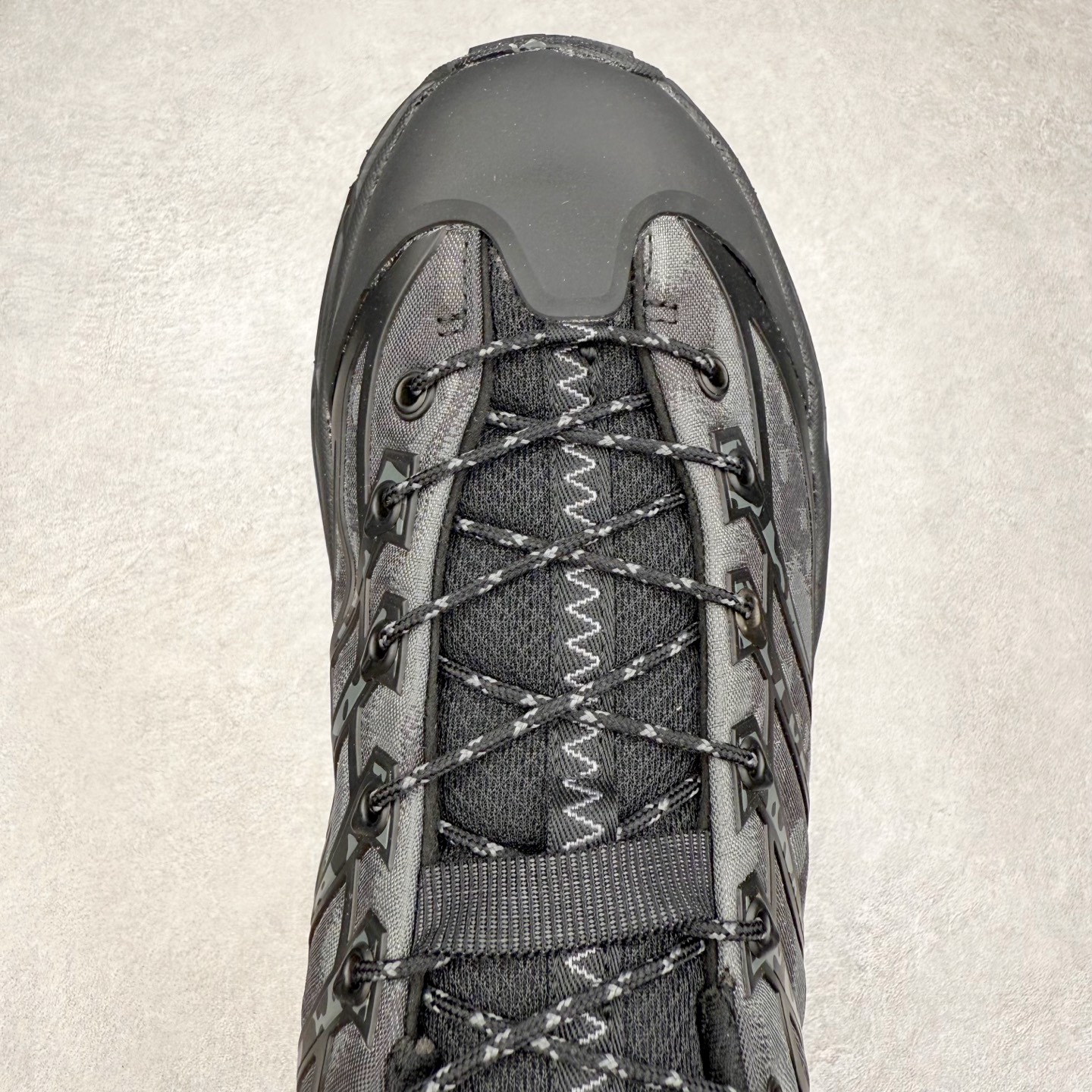 图片[4]-HOKA ONE ONE Mafate Speed 2 Low 玛法特2代系列低帮轻量户外越野休闲运动慢跑鞋 HOKA ONE ONE 最近推出了一个胶囊系列 Origin Story 这个系列里的 Mafate Speed 2 可以说让我日思夜想有一阵子了 最近终于拔草 让我来分享一下这双也是上脚赞到爆的越野跑鞋吧 以阿尔卑斯山脉作为主题将亮黄色与蓝色调覆盖在这经典轮廓之上 配色的呈现效果相当亮眼 以至于很多人买这个配色是用来日常搭配的 鞋面采用超轻的无缝架构 轻薄的TPU贴在透气的鞋面材料上 减轻重量同时也保证了支撑性 鞋底则采用滚动平衡技术 引导跑者回归自然步态 祖传的神奇EVA材质中底依旧是一如既往地表现优秀 能提供充足的缓震 作为HOKA家的越野跑鞋 VIBRAM 橡胶大底也是必不可少的 即便在复杂湿滑的地形 依旧能有良好的抓地力及稳定性 鞋带采用了弹性不易松脱的扁宽弹性鞋带 前掌与中掌部分也进行了加宽 也更加适合亚洲人的脚型 是一款十分全面且足够强悍的户外硬核越野鞋 而这双极其亮眼的越野跑鞋恰好又是在江山一百中参赛的UTMB冠军 Ludovic POMMERET 夺冠时穿着的战靴 这就让它变得更加有吸引力了 用来日常搭配的话短裤是基本不挑 长裤我个人推荐阔腿裤 工装裤以及各种长筒牛仔裤都可以 尺码：36 36.5 37.5 38 38.5 39 40 40.5 41 42 42.5 43 44 44.5 45-选品中心