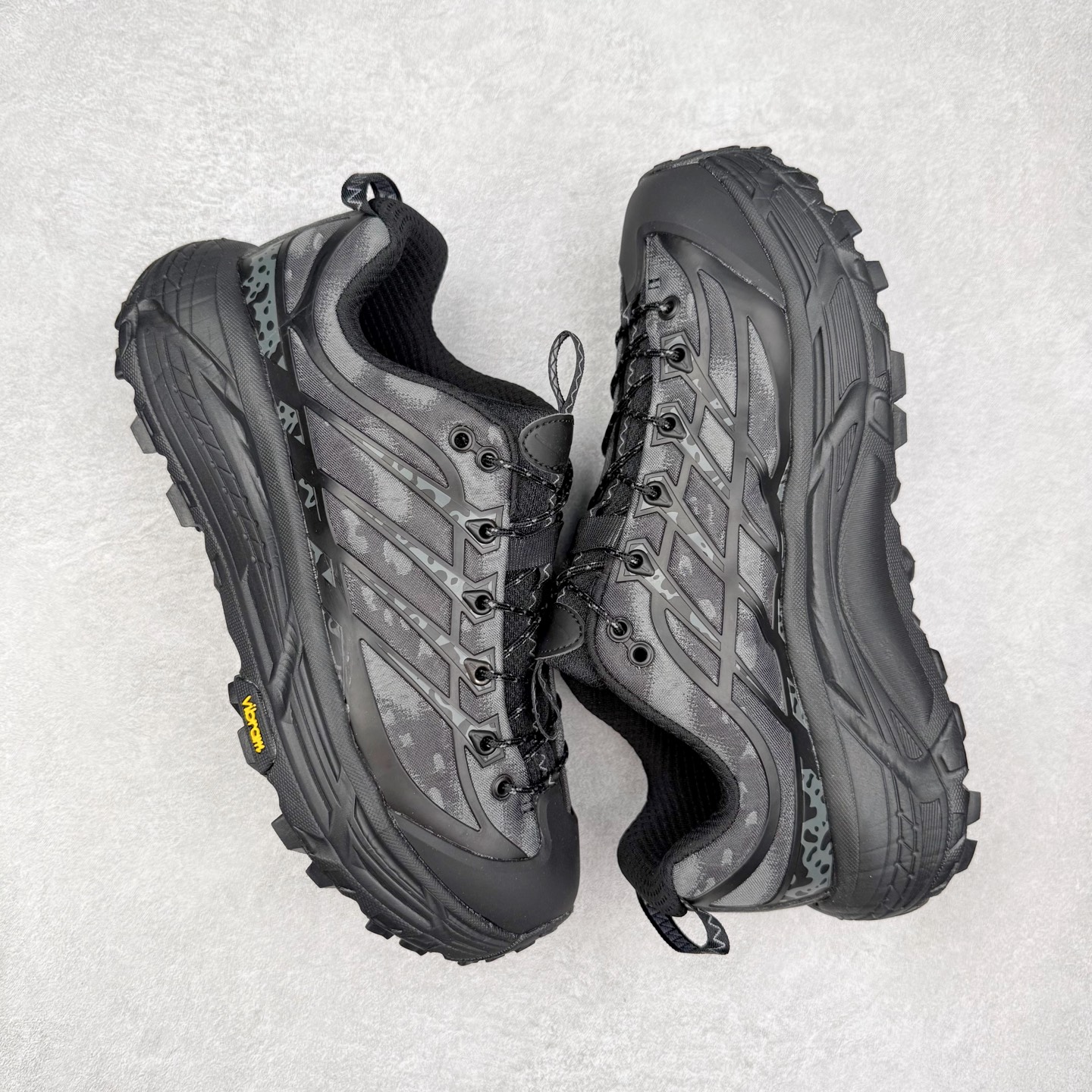 图片[3]-HOKA ONE ONE Mafate Speed 2 Low 玛法特2代系列低帮轻量户外越野休闲运动慢跑鞋 HOKA ONE ONE 最近推出了一个胶囊系列 Origin Story 这个系列里的 Mafate Speed 2 可以说让我日思夜想有一阵子了 最近终于拔草 让我来分享一下这双也是上脚赞到爆的越野跑鞋吧 以阿尔卑斯山脉作为主题将亮黄色与蓝色调覆盖在这经典轮廓之上 配色的呈现效果相当亮眼 以至于很多人买这个配色是用来日常搭配的 鞋面采用超轻的无缝架构 轻薄的TPU贴在透气的鞋面材料上 减轻重量同时也保证了支撑性 鞋底则采用滚动平衡技术 引导跑者回归自然步态 祖传的神奇EVA材质中底依旧是一如既往地表现优秀 能提供充足的缓震 作为HOKA家的越野跑鞋 VIBRAM 橡胶大底也是必不可少的 即便在复杂湿滑的地形 依旧能有良好的抓地力及稳定性 鞋带采用了弹性不易松脱的扁宽弹性鞋带 前掌与中掌部分也进行了加宽 也更加适合亚洲人的脚型 是一款十分全面且足够强悍的户外硬核越野鞋 而这双极其亮眼的越野跑鞋恰好又是在江山一百中参赛的UTMB冠军 Ludovic POMMERET 夺冠时穿着的战靴 这就让它变得更加有吸引力了 用来日常搭配的话短裤是基本不挑 长裤我个人推荐阔腿裤 工装裤以及各种长筒牛仔裤都可以 尺码：36 36.5 37.5 38 38.5 39 40 40.5 41 42 42.5 43 44 44.5 45-选品中心