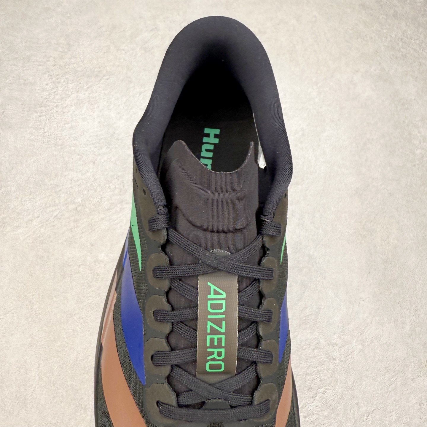 图片[5]-AD Adizero EVO SL 马拉松竞速专业跑鞋 KI3392 CELERMESH针织网面非常轻薄 纤维间的缝隙很大 可以保证跑步时的透气、排汗效果 鞋舌直接与两侧的内衬和鞋底连接在一起 在跑步过程中不会被鞋舌的左右移动所困扰 在标准鞋带孔的基础上再拓宽一组鞋带孔 适合不同脚型的需求 突破性 EnergyRods 技术，有助于跑者实现更好的成绩 中底独特的LIGHTSTRIKE PRO泡棉材质 微弹感觉在跑步过程中给予了良好的支撑体验 对于顶级精英和高水平进阶跑者来说 ADIOS PRO是一双值得信赖的竞速比赛用鞋 尺码：36 36.5 37.5 38 38.5 39 40 40.5 41 42 42.5 43 44 44.5 45-选品中心