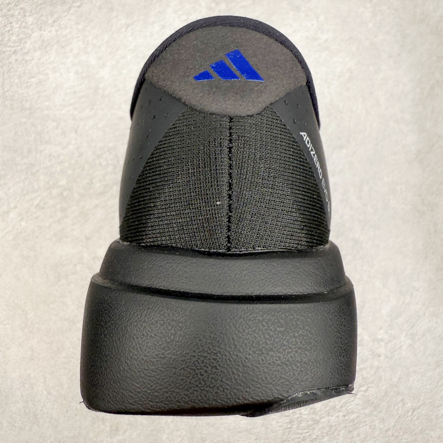 图片[8]-AD Adizero EVO SL 马拉松竞速专业跑鞋 KI3392 CELERMESH针织网面非常轻薄 纤维间的缝隙很大 可以保证跑步时的透气、排汗效果 鞋舌直接与两侧的内衬和鞋底连接在一起 在跑步过程中不会被鞋舌的左右移动所困扰 在标准鞋带孔的基础上再拓宽一组鞋带孔 适合不同脚型的需求 突破性 EnergyRods 技术，有助于跑者实现更好的成绩 中底独特的LIGHTSTRIKE PRO泡棉材质 微弹感觉在跑步过程中给予了良好的支撑体验 对于顶级精英和高水平进阶跑者来说 ADIOS PRO是一双值得信赖的竞速比赛用鞋 尺码：36 36.5 37.5 38 38.5 39 40 40.5 41 42 42.5 43 44 44.5 45-选品中心