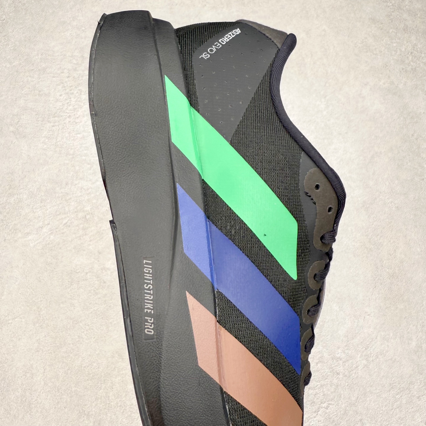 图片[6]-AD Adizero EVO SL 马拉松竞速专业跑鞋 KI3392 CELERMESH针织网面非常轻薄 纤维间的缝隙很大 可以保证跑步时的透气、排汗效果 鞋舌直接与两侧的内衬和鞋底连接在一起 在跑步过程中不会被鞋舌的左右移动所困扰 在标准鞋带孔的基础上再拓宽一组鞋带孔 适合不同脚型的需求 突破性 EnergyRods 技术，有助于跑者实现更好的成绩 中底独特的LIGHTSTRIKE PRO泡棉材质 微弹感觉在跑步过程中给予了良好的支撑体验 对于顶级精英和高水平进阶跑者来说 ADIOS PRO是一双值得信赖的竞速比赛用鞋 尺码：36 36.5 37.5 38 38.5 39 40 40.5 41 42 42.5 43 44 44.5 45-选品中心