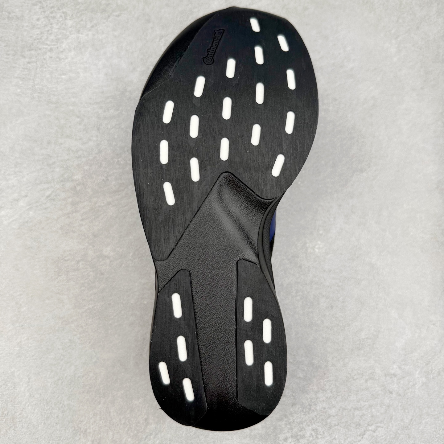 图片[9]-AD Adizero EVO SL 马拉松竞速专业跑鞋 KI3392 CELERMESH针织网面非常轻薄 纤维间的缝隙很大 可以保证跑步时的透气、排汗效果 鞋舌直接与两侧的内衬和鞋底连接在一起 在跑步过程中不会被鞋舌的左右移动所困扰 在标准鞋带孔的基础上再拓宽一组鞋带孔 适合不同脚型的需求 突破性 EnergyRods 技术，有助于跑者实现更好的成绩 中底独特的LIGHTSTRIKE PRO泡棉材质 微弹感觉在跑步过程中给予了良好的支撑体验 对于顶级精英和高水平进阶跑者来说 ADIOS PRO是一双值得信赖的竞速比赛用鞋 尺码：36 36.5 37.5 38 38.5 39 40 40.5 41 42 42.5 43 44 44.5 45-选品中心