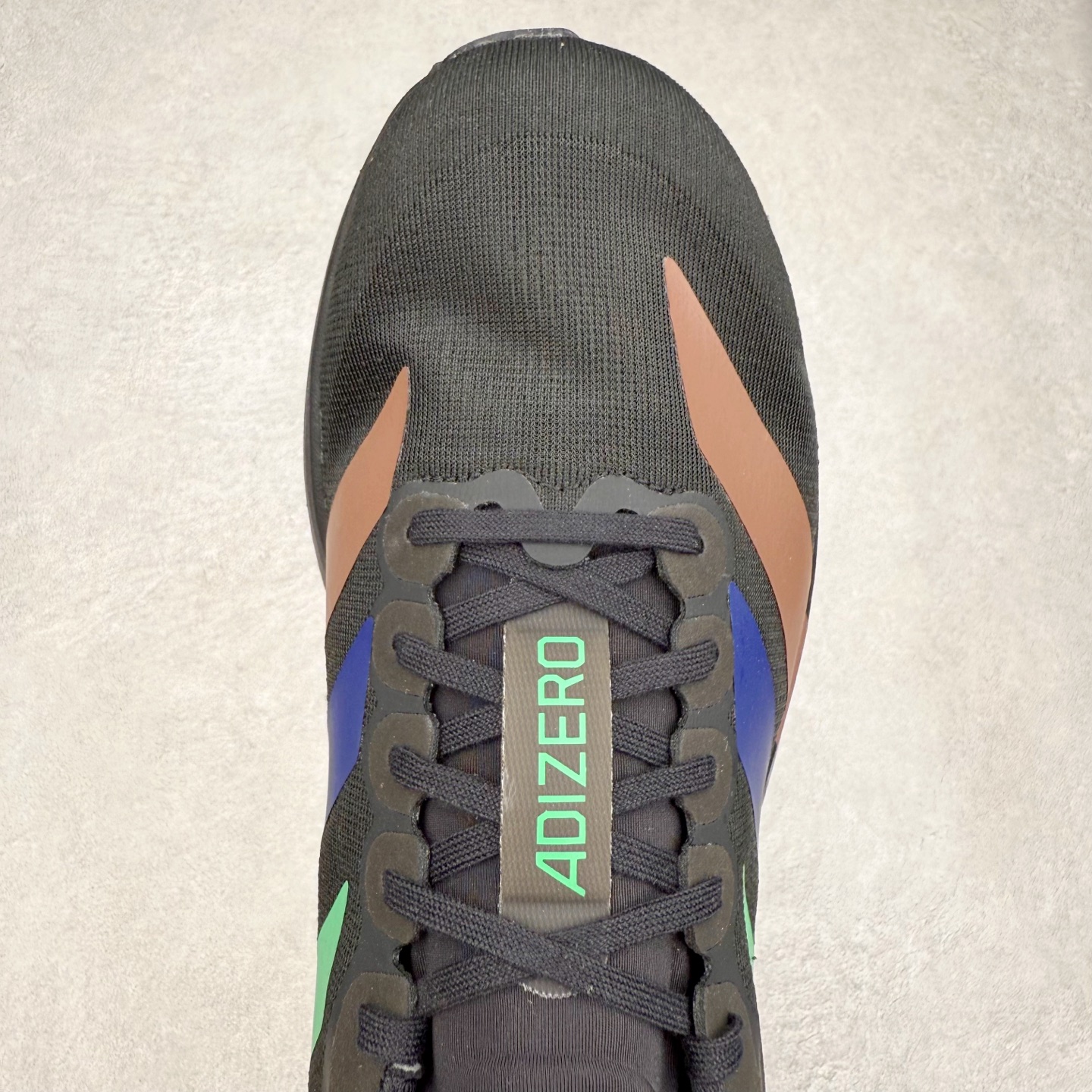 图片[4]-AD Adizero EVO SL 马拉松竞速专业跑鞋 KI3392 CELERMESH针织网面非常轻薄 纤维间的缝隙很大 可以保证跑步时的透气、排汗效果 鞋舌直接与两侧的内衬和鞋底连接在一起 在跑步过程中不会被鞋舌的左右移动所困扰 在标准鞋带孔的基础上再拓宽一组鞋带孔 适合不同脚型的需求 突破性 EnergyRods 技术，有助于跑者实现更好的成绩 中底独特的LIGHTSTRIKE PRO泡棉材质 微弹感觉在跑步过程中给予了良好的支撑体验 对于顶级精英和高水平进阶跑者来说 ADIOS PRO是一双值得信赖的竞速比赛用鞋 尺码：36 36.5 37.5 38 38.5 39 40 40.5 41 42 42.5 43 44 44.5 45-选品中心