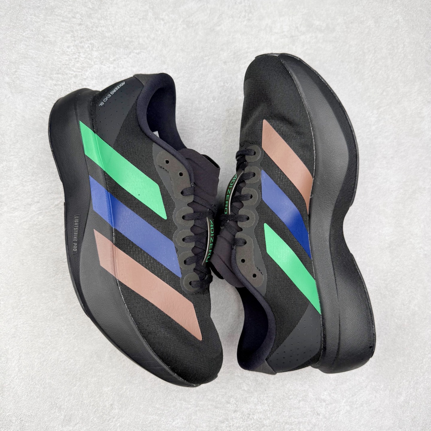 图片[3]-AD Adizero EVO SL 马拉松竞速专业跑鞋 KI3392 CELERMESH针织网面非常轻薄 纤维间的缝隙很大 可以保证跑步时的透气、排汗效果 鞋舌直接与两侧的内衬和鞋底连接在一起 在跑步过程中不会被鞋舌的左右移动所困扰 在标准鞋带孔的基础上再拓宽一组鞋带孔 适合不同脚型的需求 突破性 EnergyRods 技术，有助于跑者实现更好的成绩 中底独特的LIGHTSTRIKE PRO泡棉材质 微弹感觉在跑步过程中给予了良好的支撑体验 对于顶级精英和高水平进阶跑者来说 ADIOS PRO是一双值得信赖的竞速比赛用鞋 尺码：36 36.5 37.5 38 38.5 39 40 40.5 41 42 42.5 43 44 44.5 45-选品中心