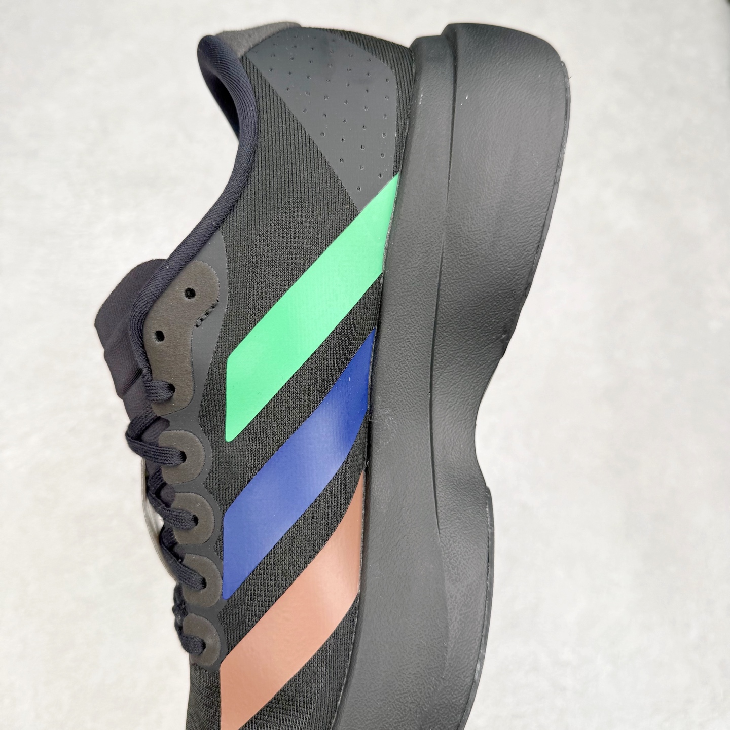 图片[7]-AD Adizero EVO SL 马拉松竞速专业跑鞋 KI3392 CELERMESH针织网面非常轻薄 纤维间的缝隙很大 可以保证跑步时的透气、排汗效果 鞋舌直接与两侧的内衬和鞋底连接在一起 在跑步过程中不会被鞋舌的左右移动所困扰 在标准鞋带孔的基础上再拓宽一组鞋带孔 适合不同脚型的需求 突破性 EnergyRods 技术，有助于跑者实现更好的成绩 中底独特的LIGHTSTRIKE PRO泡棉材质 微弹感觉在跑步过程中给予了良好的支撑体验 对于顶级精英和高水平进阶跑者来说 ADIOS PRO是一双值得信赖的竞速比赛用鞋 尺码：36 36.5 37.5 38 38.5 39 40 40.5 41 42 42.5 43 44 44.5 45-选品中心