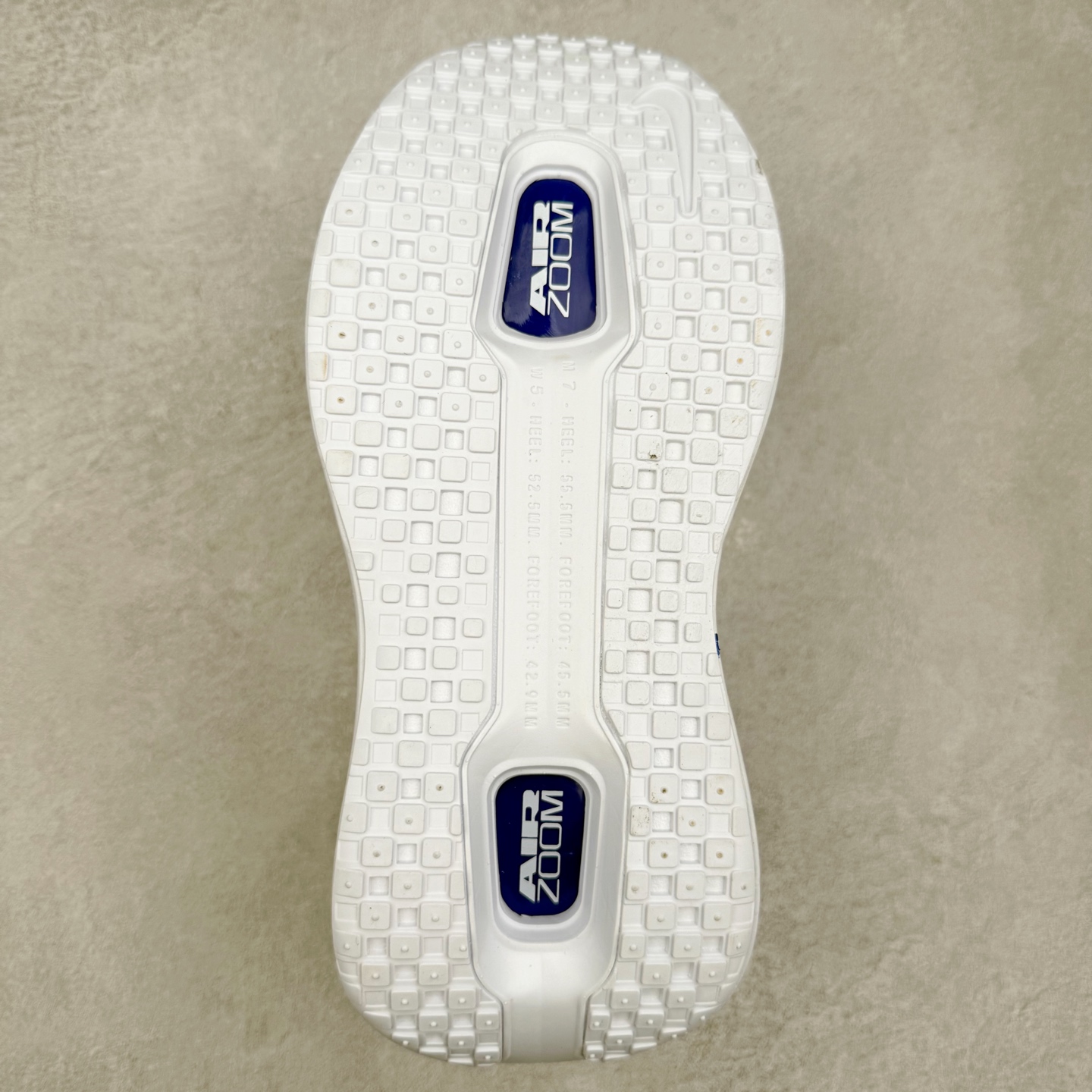 图片[9]-NK Vomero Premium 时尚舒适 网布防滑耐磨 低帮跑步鞋 HQ2050-566 实拍调校N版已经零色差零失真 百分百还原实物色彩所见即所得 不存在货不对板色差等低级问题 选购参考实物拍摄 不混卖不参货 只用心做好货严格选品 承诺混一赔十 尺码：36 36.5 37.5 38 38.5 39 40 40.5 41 42 42.5 43 44 44.5 45-选品中心