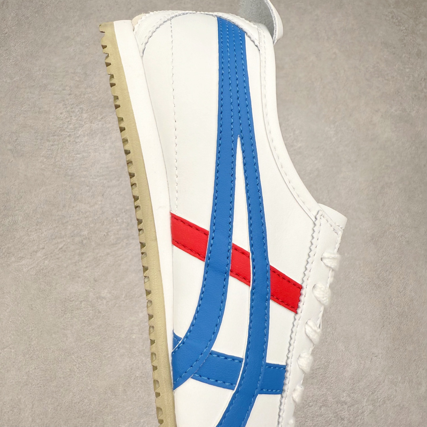 图片[6]-＃纯原福利 Asics Onitsuka Tiger MEXICO 66 亚瑟士鬼冢虎复古经典板鞋 市场最强版本 原厂牛津布加持 海外订单工厂出品 超成熟稳定的做工品控 原装全套纸板楦头开发 原汁原味 完美呈现版型 私模正确鞋底咬花纹路 一比一鞋头弧度高度鞋身弧度 绝不口嗨 细节品控鞋型随意秒杀市面 原档咬花纹路私模大底 一个单元有六个三角形 总体形拼接呈现花瓣状 官方四联吊牌 原装Ortholite轻量化鞋垫 原盒原配 质保卡 说明书 钢印防尘纸 纸板中底带钢印 乳胶组合鞋垫 支持全方位的对比专柜 产品从款式颜色造型上体现出追求舒适和细节的完美 鞋类更是推崇手工制作的严谨与完美 融舒适性与可穿性的设计风格 注重细节的完美和别致魅力 既保持稳重 又不失轻松的时尚感 尺码：36 37 37.5 38 39 39.5 40 40.5 41.5 42 42.5 43.5 44 45-选品中心