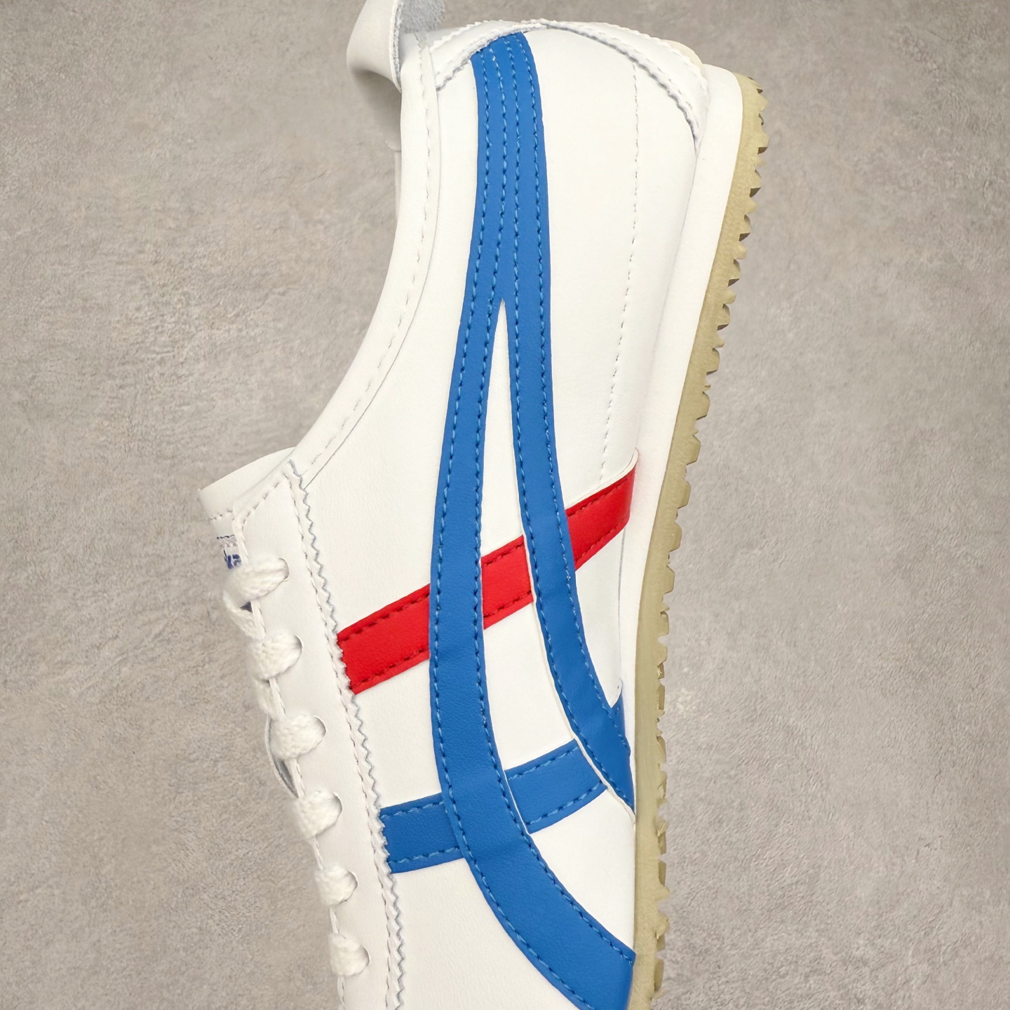 图片[7]-＃纯原福利 Asics Onitsuka Tiger MEXICO 66 亚瑟士鬼冢虎复古经典板鞋 市场最强版本 原厂牛津布加持 海外订单工厂出品 超成熟稳定的做工品控 原装全套纸板楦头开发 原汁原味 完美呈现版型 私模正确鞋底咬花纹路 一比一鞋头弧度高度鞋身弧度 绝不口嗨 细节品控鞋型随意秒杀市面 原档咬花纹路私模大底 一个单元有六个三角形 总体形拼接呈现花瓣状 官方四联吊牌 原装Ortholite轻量化鞋垫 原盒原配 质保卡 说明书 钢印防尘纸 纸板中底带钢印 乳胶组合鞋垫 支持全方位的对比专柜 产品从款式颜色造型上体现出追求舒适和细节的完美 鞋类更是推崇手工制作的严谨与完美 融舒适性与可穿性的设计风格 注重细节的完美和别致魅力 既保持稳重 又不失轻松的时尚感 尺码：36 37 37.5 38 39 39.5 40 40.5 41.5 42 42.5 43.5 44 45-选品中心