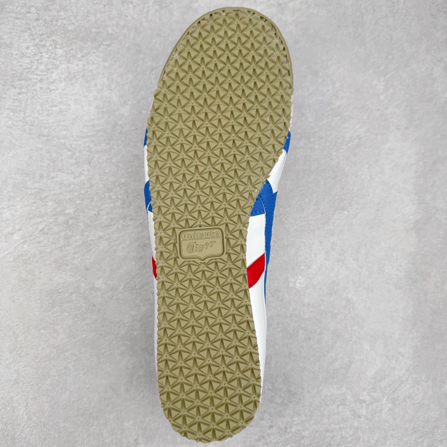 图片[9]-＃纯原福利 Asics Onitsuka Tiger MEXICO 66 亚瑟士鬼冢虎复古经典板鞋 市场最强版本 原厂牛津布加持 海外订单工厂出品 超成熟稳定的做工品控 原装全套纸板楦头开发 原汁原味 完美呈现版型 私模正确鞋底咬花纹路 一比一鞋头弧度高度鞋身弧度 绝不口嗨 细节品控鞋型随意秒杀市面 原档咬花纹路私模大底 一个单元有六个三角形 总体形拼接呈现花瓣状 官方四联吊牌 原装Ortholite轻量化鞋垫 原盒原配 质保卡 说明书 钢印防尘纸 纸板中底带钢印 乳胶组合鞋垫 支持全方位的对比专柜 产品从款式颜色造型上体现出追求舒适和细节的完美 鞋类更是推崇手工制作的严谨与完美 融舒适性与可穿性的设计风格 注重细节的完美和别致魅力 既保持稳重 又不失轻松的时尚感 尺码：36 37 37.5 38 39 39.5 40 40.5 41.5 42 42.5 43.5 44 45-选品中心