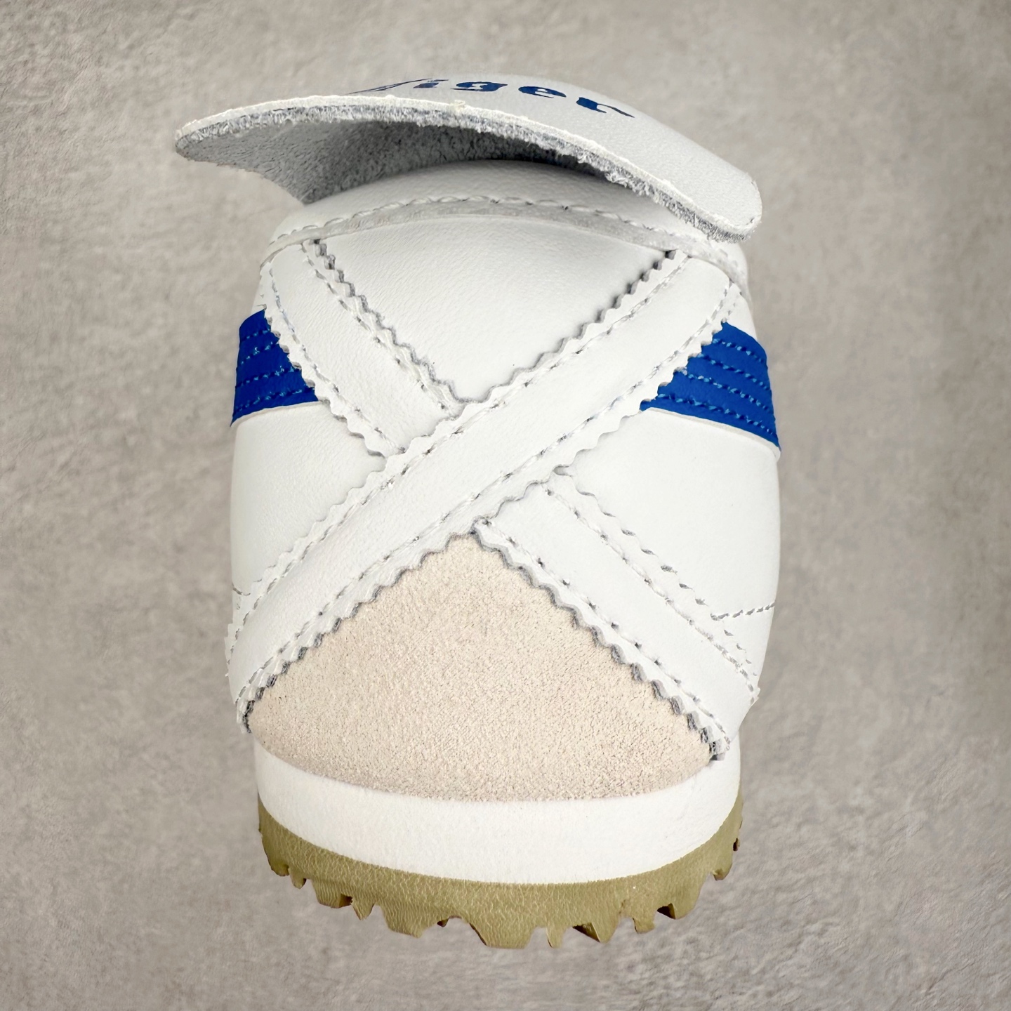 图片[8]-＃纯原福利 Asics Onitsuka Tiger MEXICO 66 亚瑟士鬼冢虎复古经典板鞋 市场最强版本 原厂牛津布加持 海外订单工厂出品 超成熟稳定的做工品控 原装全套纸板楦头开发 原汁原味 完美呈现版型 私模正确鞋底咬花纹路 一比一鞋头弧度高度鞋身弧度 绝不口嗨 细节品控鞋型随意秒杀市面 原档咬花纹路私模大底 一个单元有六个三角形 总体形拼接呈现花瓣状 官方四联吊牌 原装Ortholite轻量化鞋垫 原盒原配 质保卡 说明书 钢印防尘纸 纸板中底带钢印 乳胶组合鞋垫 支持全方位的对比专柜 产品从款式颜色造型上体现出追求舒适和细节的完美 鞋类更是推崇手工制作的严谨与完美 融舒适性与可穿性的设计风格 注重细节的完美和别致魅力 既保持稳重 又不失轻松的时尚感 尺码：36 37 37.5 38 39 39.5 40 40.5 41.5 42 42.5 43.5 44 45-选品中心