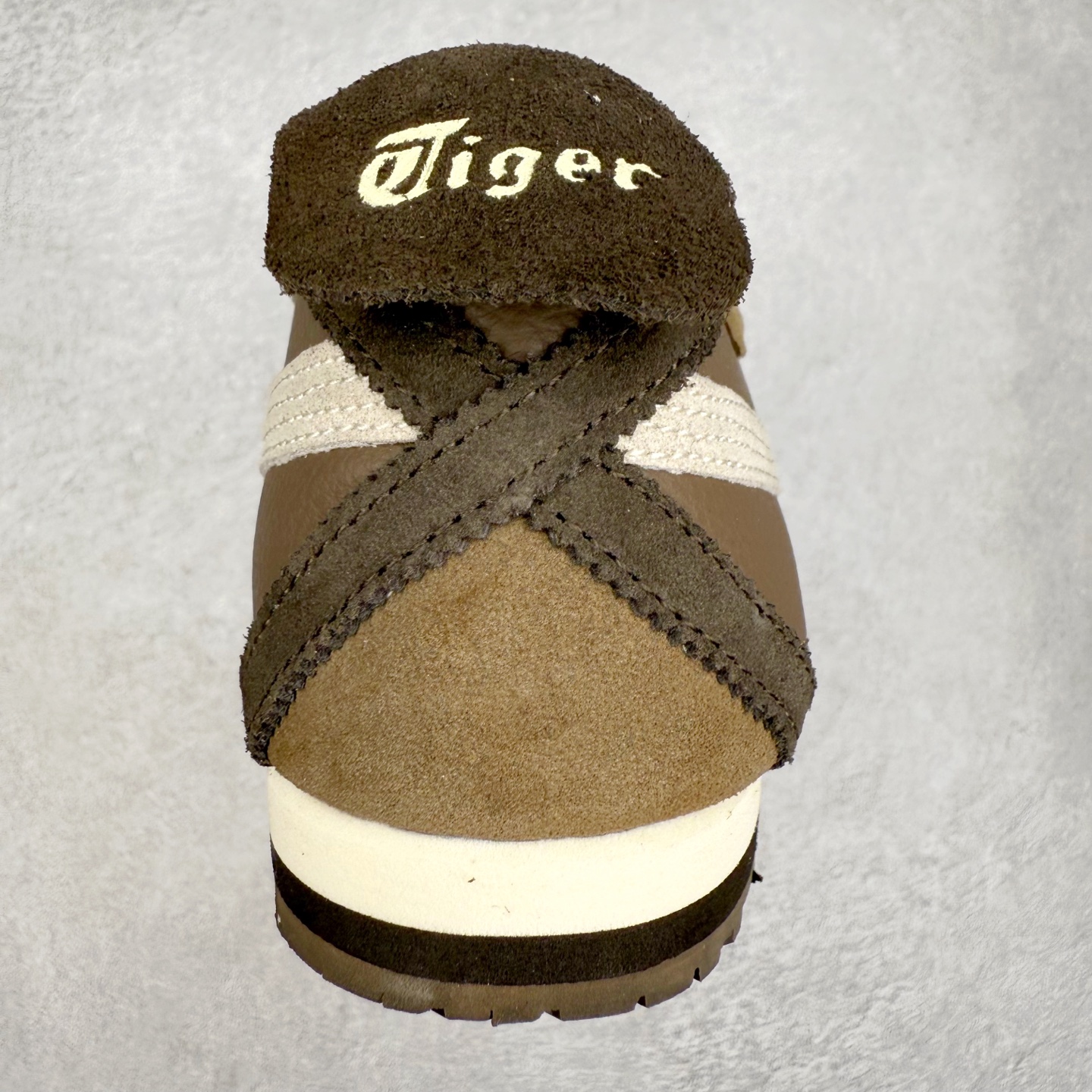 图片[8]-＃C版 Asics Onitsuka Tiger MEXICO 66 亚瑟士鬼冢虎复古经典板鞋 市场王者选手 海外订单工厂出品 长期生产补货永不断码 超成熟稳定的做工品控 原装全套纸板楦头开发 原汁原味 完美呈现版型 私模正确鞋底咬花纹路 一比一鞋头弧度高度鞋身弧度 绝不口嗨 细节品控鞋型随意秒杀市面 原档咬花纹路私模大底 一个单元有六个三角形 总体形拼接呈现花瓣状 官方四联吊牌 原装Ortholite轻量化鞋垫 原盒原配 质保卡 说明书 钢印防尘纸 纸板中底带钢印 乳胶组合鞋垫 支持全方位的对比专柜 产品从款式颜色造型上体现出追求舒适和细节的完美 鞋类更是推崇手工制作的严谨与完美 融舒适性与可穿性的设计风格 注重细节的完美和别致魅力 既保持稳重 又不失轻松的时尚感 尺码：36 37 37.5 38 39 39.5 40 40.5 41.5 42 42.5 43.5 44 45-选品中心