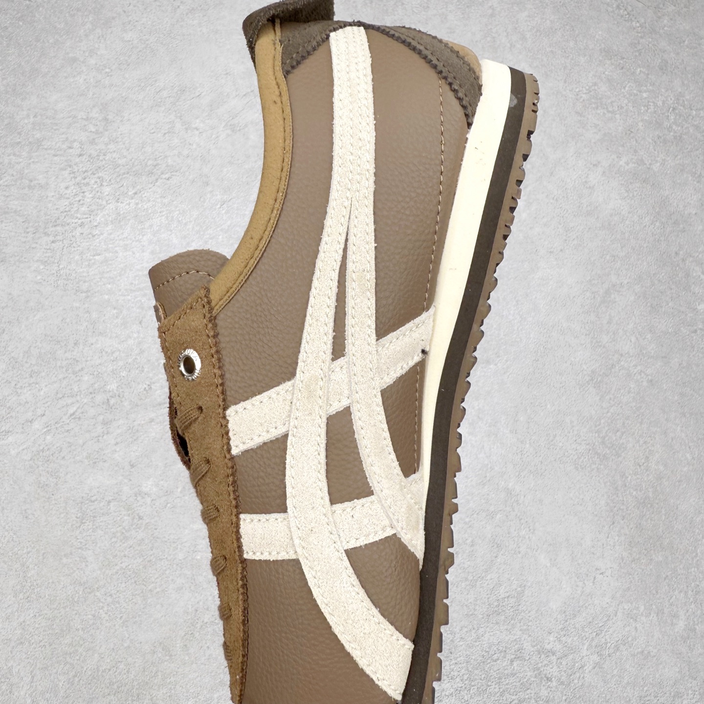 图片[7]-＃C版 Asics Onitsuka Tiger MEXICO 66 亚瑟士鬼冢虎复古经典板鞋 市场王者选手 海外订单工厂出品 长期生产补货永不断码 超成熟稳定的做工品控 原装全套纸板楦头开发 原汁原味 完美呈现版型 私模正确鞋底咬花纹路 一比一鞋头弧度高度鞋身弧度 绝不口嗨 细节品控鞋型随意秒杀市面 原档咬花纹路私模大底 一个单元有六个三角形 总体形拼接呈现花瓣状 官方四联吊牌 原装Ortholite轻量化鞋垫 原盒原配 质保卡 说明书 钢印防尘纸 纸板中底带钢印 乳胶组合鞋垫 支持全方位的对比专柜 产品从款式颜色造型上体现出追求舒适和细节的完美 鞋类更是推崇手工制作的严谨与完美 融舒适性与可穿性的设计风格 注重细节的完美和别致魅力 既保持稳重 又不失轻松的时尚感 尺码：36 37 37.5 38 39 39.5 40 40.5 41.5 42 42.5 43.5 44 45-选品中心