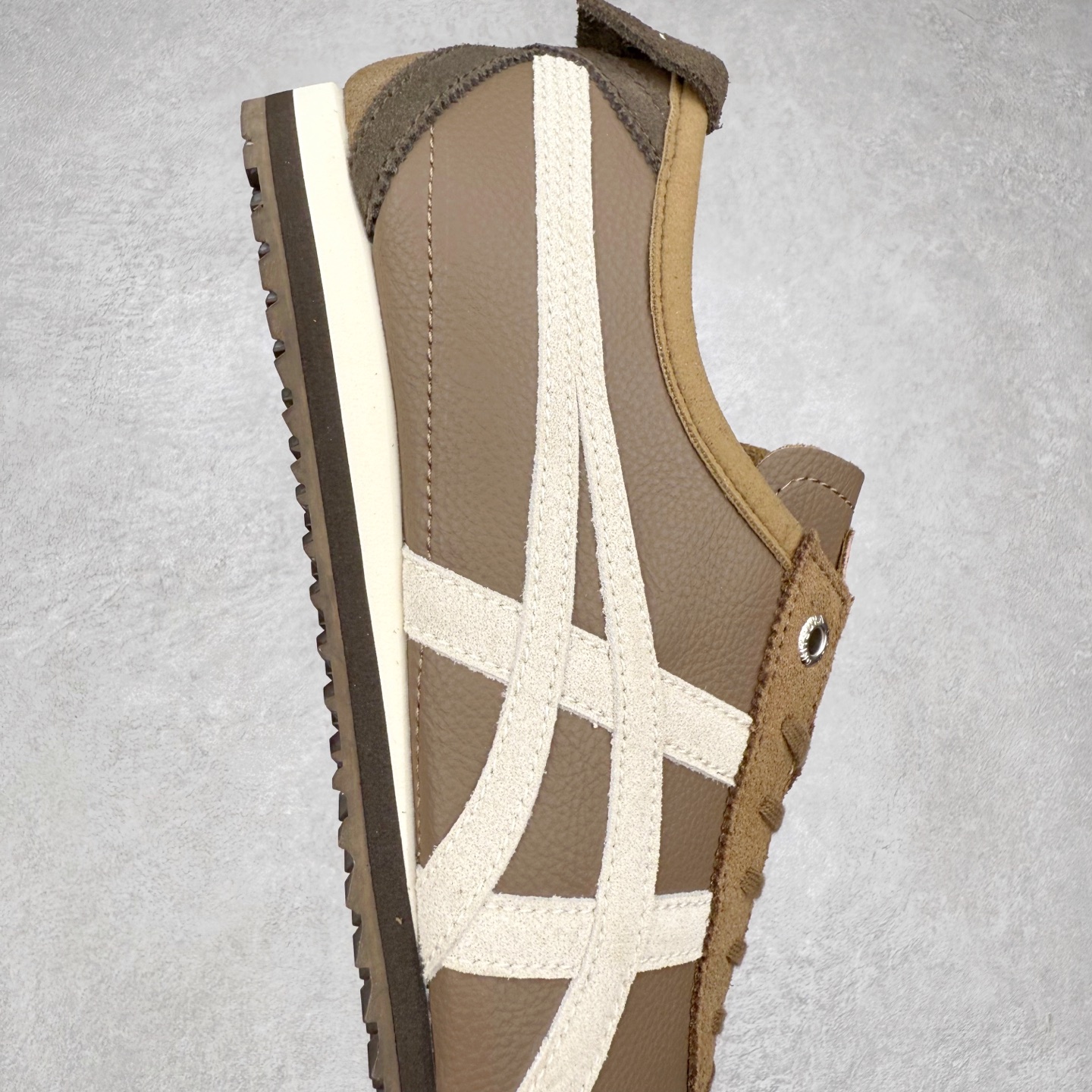 图片[6]-＃C版 Asics Onitsuka Tiger MEXICO 66 亚瑟士鬼冢虎复古经典板鞋 市场王者选手 海外订单工厂出品 长期生产补货永不断码 超成熟稳定的做工品控 原装全套纸板楦头开发 原汁原味 完美呈现版型 私模正确鞋底咬花纹路 一比一鞋头弧度高度鞋身弧度 绝不口嗨 细节品控鞋型随意秒杀市面 原档咬花纹路私模大底 一个单元有六个三角形 总体形拼接呈现花瓣状 官方四联吊牌 原装Ortholite轻量化鞋垫 原盒原配 质保卡 说明书 钢印防尘纸 纸板中底带钢印 乳胶组合鞋垫 支持全方位的对比专柜 产品从款式颜色造型上体现出追求舒适和细节的完美 鞋类更是推崇手工制作的严谨与完美 融舒适性与可穿性的设计风格 注重细节的完美和别致魅力 既保持稳重 又不失轻松的时尚感 尺码：36 37 37.5 38 39 39.5 40 40.5 41.5 42 42.5 43.5 44 45-选品中心