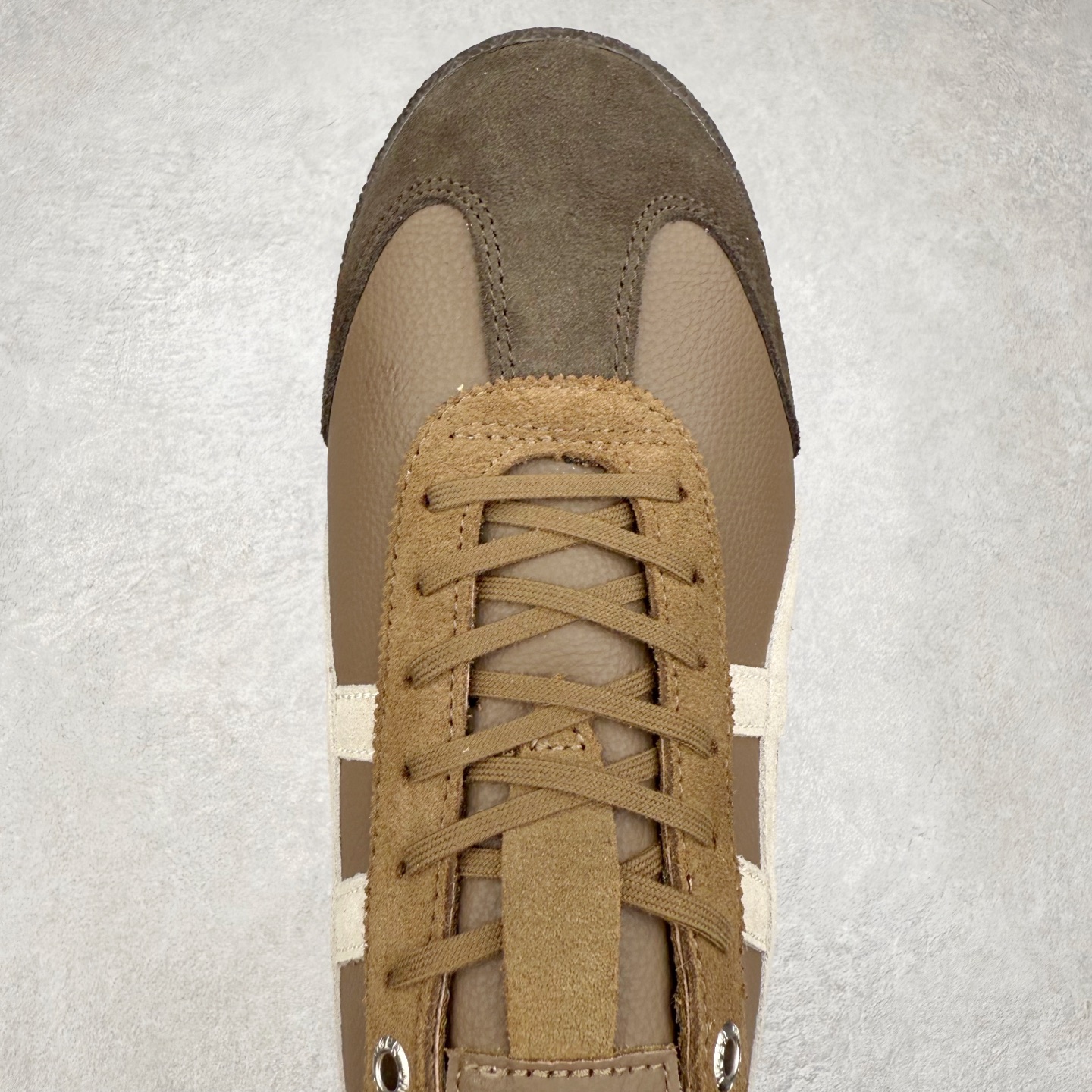 图片[4]-＃C版 Asics Onitsuka Tiger MEXICO 66 亚瑟士鬼冢虎复古经典板鞋 市场王者选手 海外订单工厂出品 长期生产补货永不断码 超成熟稳定的做工品控 原装全套纸板楦头开发 原汁原味 完美呈现版型 私模正确鞋底咬花纹路 一比一鞋头弧度高度鞋身弧度 绝不口嗨 细节品控鞋型随意秒杀市面 原档咬花纹路私模大底 一个单元有六个三角形 总体形拼接呈现花瓣状 官方四联吊牌 原装Ortholite轻量化鞋垫 原盒原配 质保卡 说明书 钢印防尘纸 纸板中底带钢印 乳胶组合鞋垫 支持全方位的对比专柜 产品从款式颜色造型上体现出追求舒适和细节的完美 鞋类更是推崇手工制作的严谨与完美 融舒适性与可穿性的设计风格 注重细节的完美和别致魅力 既保持稳重 又不失轻松的时尚感 尺码：36 37 37.5 38 39 39.5 40 40.5 41.5 42 42.5 43.5 44 45-选品中心