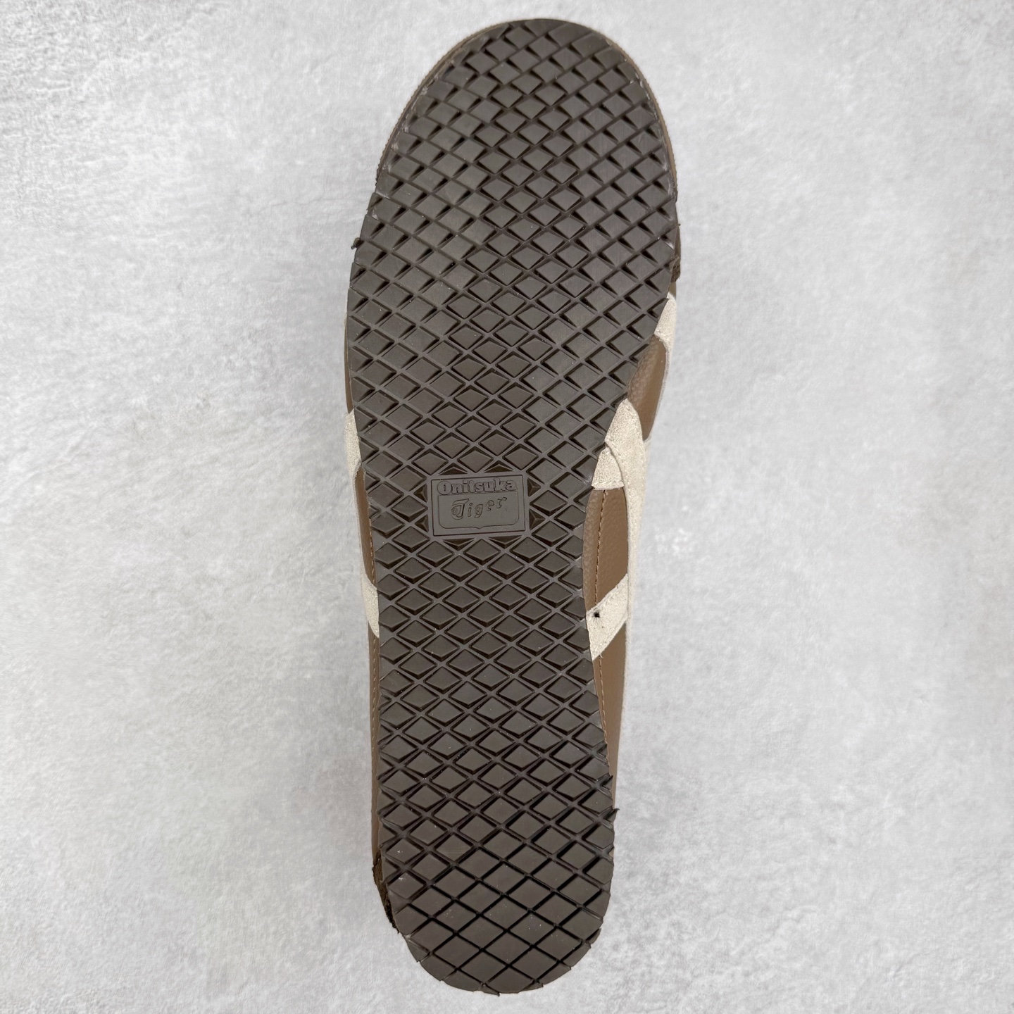 图片[9]-＃C版 Asics Onitsuka Tiger MEXICO 66 亚瑟士鬼冢虎复古经典板鞋 市场王者选手 海外订单工厂出品 长期生产补货永不断码 超成熟稳定的做工品控 原装全套纸板楦头开发 原汁原味 完美呈现版型 私模正确鞋底咬花纹路 一比一鞋头弧度高度鞋身弧度 绝不口嗨 细节品控鞋型随意秒杀市面 原档咬花纹路私模大底 一个单元有六个三角形 总体形拼接呈现花瓣状 官方四联吊牌 原装Ortholite轻量化鞋垫 原盒原配 质保卡 说明书 钢印防尘纸 纸板中底带钢印 乳胶组合鞋垫 支持全方位的对比专柜 产品从款式颜色造型上体现出追求舒适和细节的完美 鞋类更是推崇手工制作的严谨与完美 融舒适性与可穿性的设计风格 注重细节的完美和别致魅力 既保持稳重 又不失轻松的时尚感 尺码：36 37 37.5 38 39 39.5 40 40.5 41.5 42 42.5 43.5 44 45-选品中心