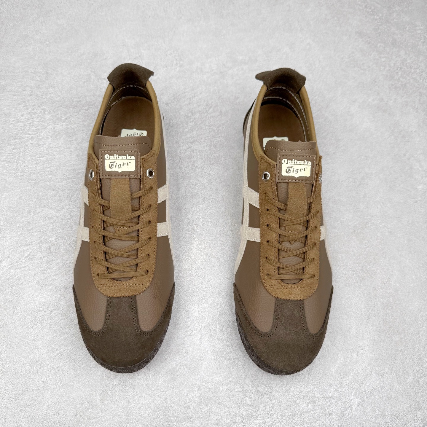 图片[2]-＃C版 Asics Onitsuka Tiger MEXICO 66 亚瑟士鬼冢虎复古经典板鞋 市场王者选手 海外订单工厂出品 长期生产补货永不断码 超成熟稳定的做工品控 原装全套纸板楦头开发 原汁原味 完美呈现版型 私模正确鞋底咬花纹路 一比一鞋头弧度高度鞋身弧度 绝不口嗨 细节品控鞋型随意秒杀市面 原档咬花纹路私模大底 一个单元有六个三角形 总体形拼接呈现花瓣状 官方四联吊牌 原装Ortholite轻量化鞋垫 原盒原配 质保卡 说明书 钢印防尘纸 纸板中底带钢印 乳胶组合鞋垫 支持全方位的对比专柜 产品从款式颜色造型上体现出追求舒适和细节的完美 鞋类更是推崇手工制作的严谨与完美 融舒适性与可穿性的设计风格 注重细节的完美和别致魅力 既保持稳重 又不失轻松的时尚感 尺码：36 37 37.5 38 39 39.5 40 40.5 41.5 42 42.5 43.5 44 45-选品中心