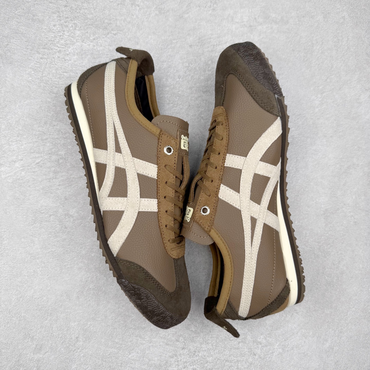 图片[3]-＃C版 Asics Onitsuka Tiger MEXICO 66 亚瑟士鬼冢虎复古经典板鞋 市场王者选手 海外订单工厂出品 长期生产补货永不断码 超成熟稳定的做工品控 原装全套纸板楦头开发 原汁原味 完美呈现版型 私模正确鞋底咬花纹路 一比一鞋头弧度高度鞋身弧度 绝不口嗨 细节品控鞋型随意秒杀市面 原档咬花纹路私模大底 一个单元有六个三角形 总体形拼接呈现花瓣状 官方四联吊牌 原装Ortholite轻量化鞋垫 原盒原配 质保卡 说明书 钢印防尘纸 纸板中底带钢印 乳胶组合鞋垫 支持全方位的对比专柜 产品从款式颜色造型上体现出追求舒适和细节的完美 鞋类更是推崇手工制作的严谨与完美 融舒适性与可穿性的设计风格 注重细节的完美和别致魅力 既保持稳重 又不失轻松的时尚感 尺码：36 37 37.5 38 39 39.5 40 40.5 41.5 42 42.5 43.5 44 45-选品中心