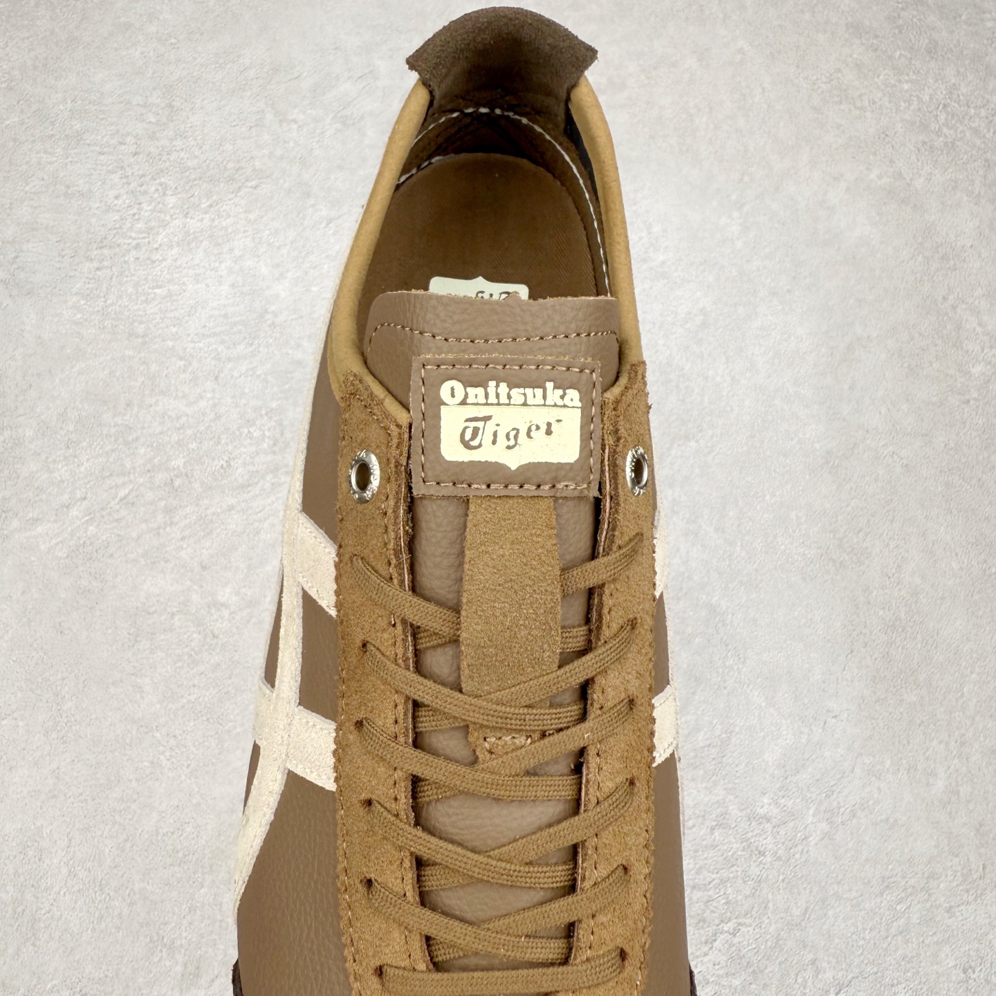 图片[5]-＃C版 Asics Onitsuka Tiger MEXICO 66 亚瑟士鬼冢虎复古经典板鞋 市场王者选手 海外订单工厂出品 长期生产补货永不断码 超成熟稳定的做工品控 原装全套纸板楦头开发 原汁原味 完美呈现版型 私模正确鞋底咬花纹路 一比一鞋头弧度高度鞋身弧度 绝不口嗨 细节品控鞋型随意秒杀市面 原档咬花纹路私模大底 一个单元有六个三角形 总体形拼接呈现花瓣状 官方四联吊牌 原装Ortholite轻量化鞋垫 原盒原配 质保卡 说明书 钢印防尘纸 纸板中底带钢印 乳胶组合鞋垫 支持全方位的对比专柜 产品从款式颜色造型上体现出追求舒适和细节的完美 鞋类更是推崇手工制作的严谨与完美 融舒适性与可穿性的设计风格 注重细节的完美和别致魅力 既保持稳重 又不失轻松的时尚感 尺码：36 37 37.5 38 39 39.5 40 40.5 41.5 42 42.5 43.5 44 45-选品中心