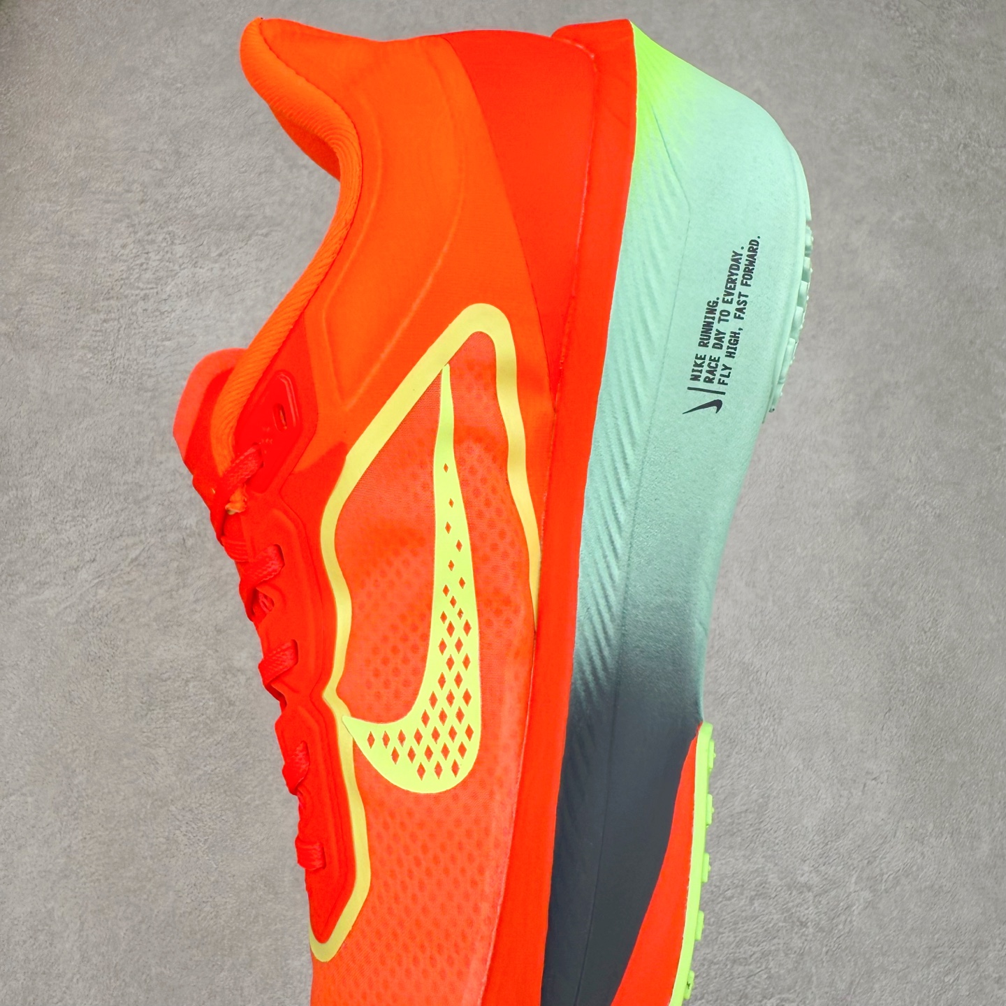 图片[7]-NK ZoomX Invincible Run Flyknit 6 轻量跑鞋 飞织低帮休闲运动慢跑鞋 FN8454-601 此鞋专为短跑运动员而生 是为 5 至 10 公里距离的赛事和训练打造 整体设计采用流线型的轻质工程网眼材质构成鞋面 并与其他 Running 旗舰鞋款同样搭载全脚掌 ZoomX 缓冲中底 搭配 Pebax 物料与橡胶外底 ZoomX StreakFly 首发配色以Prototype呈现 其灵感是来自开发期间的磨损测试 透过编号的标记与内侧的预期跑步距离突出研发过程 尺码：36 36.5 37.5 38 38.5 39 40 40.5 41 42 42.5 43 44 45-选品中心