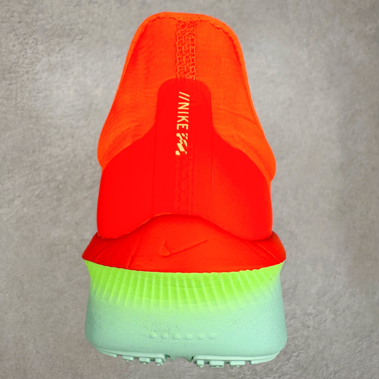 图片[8]-NK ZoomX Invincible Run Flyknit 6 轻量跑鞋 飞织低帮休闲运动慢跑鞋 FN8454-601 此鞋专为短跑运动员而生 是为 5 至 10 公里距离的赛事和训练打造 整体设计采用流线型的轻质工程网眼材质构成鞋面 并与其他 Running 旗舰鞋款同样搭载全脚掌 ZoomX 缓冲中底 搭配 Pebax 物料与橡胶外底 ZoomX StreakFly 首发配色以Prototype呈现 其灵感是来自开发期间的磨损测试 透过编号的标记与内侧的预期跑步距离突出研发过程 尺码：36 36.5 37.5 38 38.5 39 40 40.5 41 42 42.5 43 44 45-选品中心