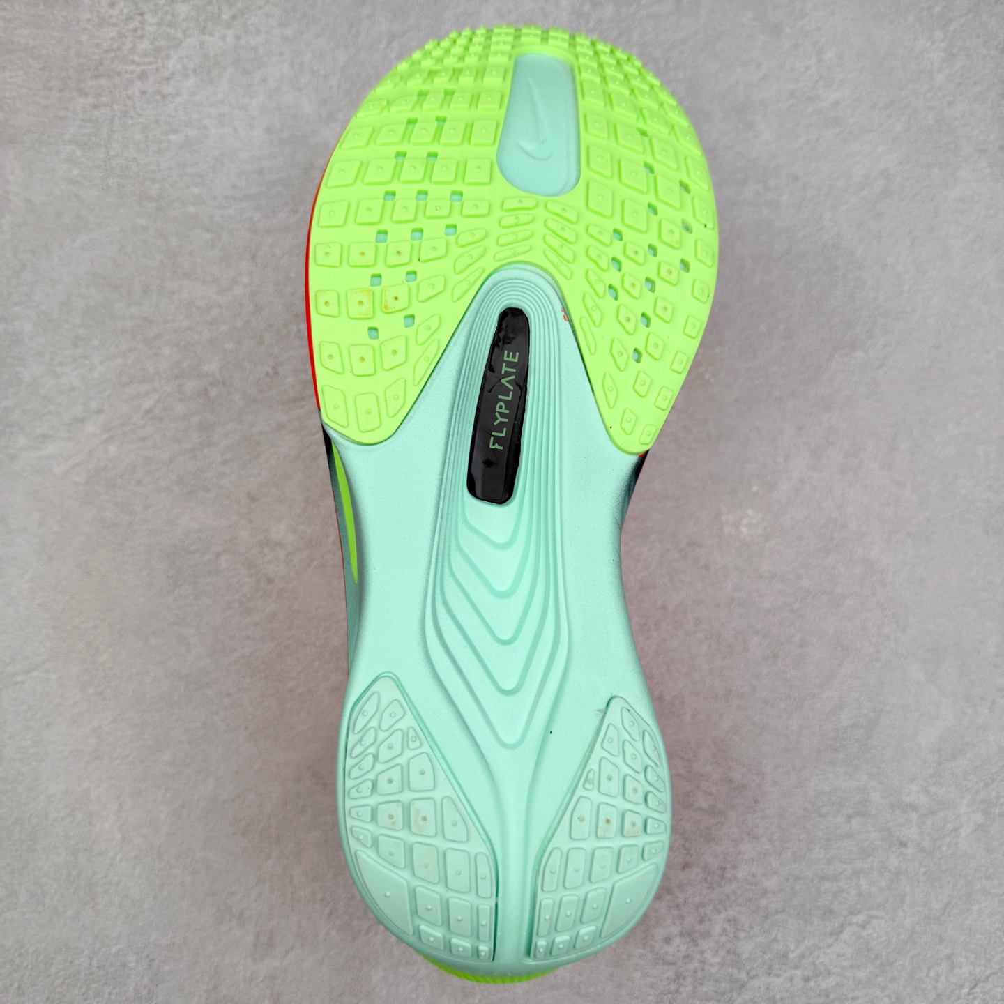 图片[9]-NK ZoomX Invincible Run Flyknit 6 轻量跑鞋 飞织低帮休闲运动慢跑鞋 FN8454-601 此鞋专为短跑运动员而生 是为 5 至 10 公里距离的赛事和训练打造 整体设计采用流线型的轻质工程网眼材质构成鞋面 并与其他 Running 旗舰鞋款同样搭载全脚掌 ZoomX 缓冲中底 搭配 Pebax 物料与橡胶外底 ZoomX StreakFly 首发配色以Prototype呈现 其灵感是来自开发期间的磨损测试 透过编号的标记与内侧的预期跑步距离突出研发过程 尺码：36 36.5 37.5 38 38.5 39 40 40.5 41 42 42.5 43 44 45-选品中心