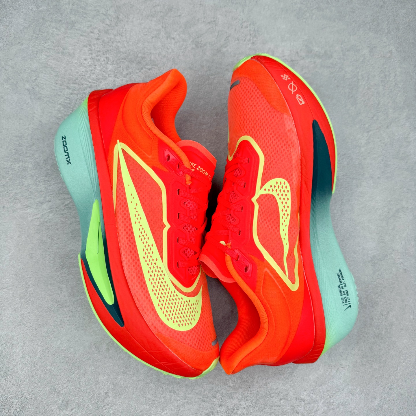 图片[3]-NK ZoomX Invincible Run Flyknit 6 轻量跑鞋 飞织低帮休闲运动慢跑鞋 FN8454-601 此鞋专为短跑运动员而生 是为 5 至 10 公里距离的赛事和训练打造 整体设计采用流线型的轻质工程网眼材质构成鞋面 并与其他 Running 旗舰鞋款同样搭载全脚掌 ZoomX 缓冲中底 搭配 Pebax 物料与橡胶外底 ZoomX StreakFly 首发配色以Prototype呈现 其灵感是来自开发期间的磨损测试 透过编号的标记与内侧的预期跑步距离突出研发过程 尺码：36 36.5 37.5 38 38.5 39 40 40.5 41 42 42.5 43 44 45-选品中心