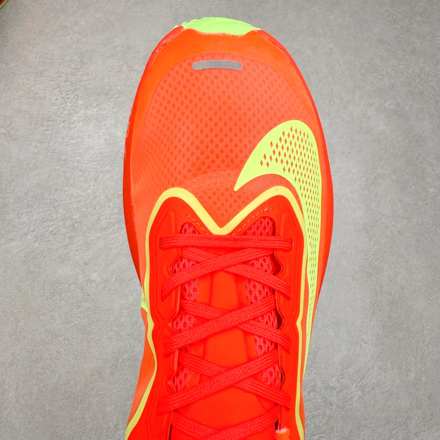 图片[4]-NK ZoomX Invincible Run Flyknit 6 轻量跑鞋 飞织低帮休闲运动慢跑鞋 FN8454-601 此鞋专为短跑运动员而生 是为 5 至 10 公里距离的赛事和训练打造 整体设计采用流线型的轻质工程网眼材质构成鞋面 并与其他 Running 旗舰鞋款同样搭载全脚掌 ZoomX 缓冲中底 搭配 Pebax 物料与橡胶外底 ZoomX StreakFly 首发配色以Prototype呈现 其灵感是来自开发期间的磨损测试 透过编号的标记与内侧的预期跑步距离突出研发过程 尺码：36 36.5 37.5 38 38.5 39 40 40.5 41 42 42.5 43 44 45-选品中心