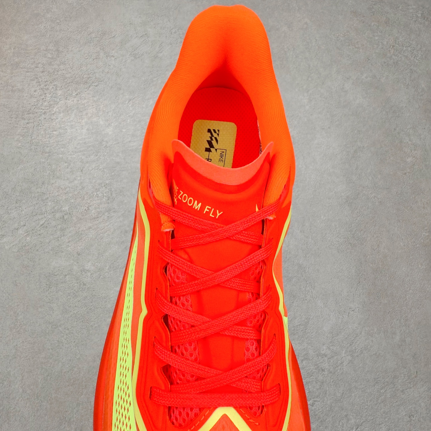 图片[5]-NK ZoomX Invincible Run Flyknit 6 轻量跑鞋 飞织低帮休闲运动慢跑鞋 FN8454-601 此鞋专为短跑运动员而生 是为 5 至 10 公里距离的赛事和训练打造 整体设计采用流线型的轻质工程网眼材质构成鞋面 并与其他 Running 旗舰鞋款同样搭载全脚掌 ZoomX 缓冲中底 搭配 Pebax 物料与橡胶外底 ZoomX StreakFly 首发配色以Prototype呈现 其灵感是来自开发期间的磨损测试 透过编号的标记与内侧的预期跑步距离突出研发过程 尺码：36 36.5 37.5 38 38.5 39 40 40.5 41 42 42.5 43 44 45-选品中心