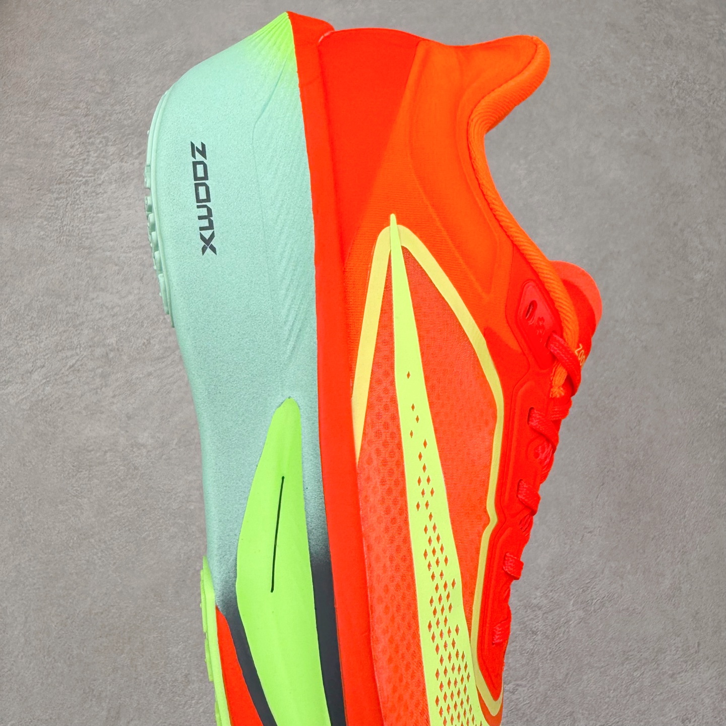 图片[6]-NK ZoomX Invincible Run Flyknit 6 轻量跑鞋 飞织低帮休闲运动慢跑鞋 FN8454-601 此鞋专为短跑运动员而生 是为 5 至 10 公里距离的赛事和训练打造 整体设计采用流线型的轻质工程网眼材质构成鞋面 并与其他 Running 旗舰鞋款同样搭载全脚掌 ZoomX 缓冲中底 搭配 Pebax 物料与橡胶外底 ZoomX StreakFly 首发配色以Prototype呈现 其灵感是来自开发期间的磨损测试 透过编号的标记与内侧的预期跑步距离突出研发过程 尺码：36 36.5 37.5 38 38.5 39 40 40.5 41 42 42.5 43 44 45-选品中心