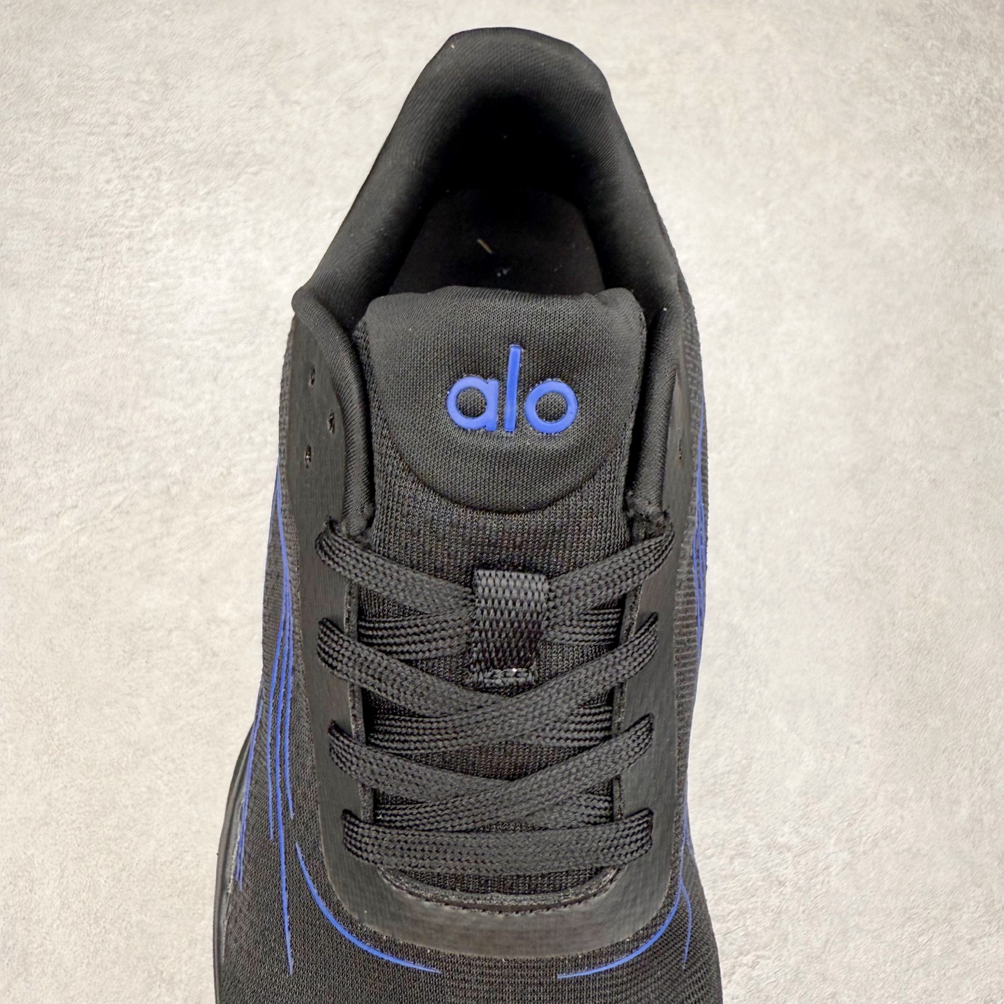 图片[5]-Alo yoga Alo Runner 舒适百搭防滑耐磨低帮跑步鞋 Alo Yoga于2007年创立于洛杉矶，意在传播有意识的运动，同时激发人们的健康意识与创造力。品牌的核心理念在于制作能够带来完美体验的瑜伽服饰与功能性单品，让有意识的运动触入并改变生活。Alo Yoga将其设计延伸到日常服饰概念，坚持不懈地捕捉当代时尚潮流，将品牌的运动美学理念、精致前卫的设计与舒适功能面料完美结合。与此同时，Alo Yoga的设计受到了时尚界人士与名人们的追捧，Talor Swift、Kendall Jenner等街拍照片中都曾出现品牌不同单品的身影。尺码：36 36.5 37.5 38 38.5 39 40 40.5 41 42 42.5 43 44 44.5 45-选品中心