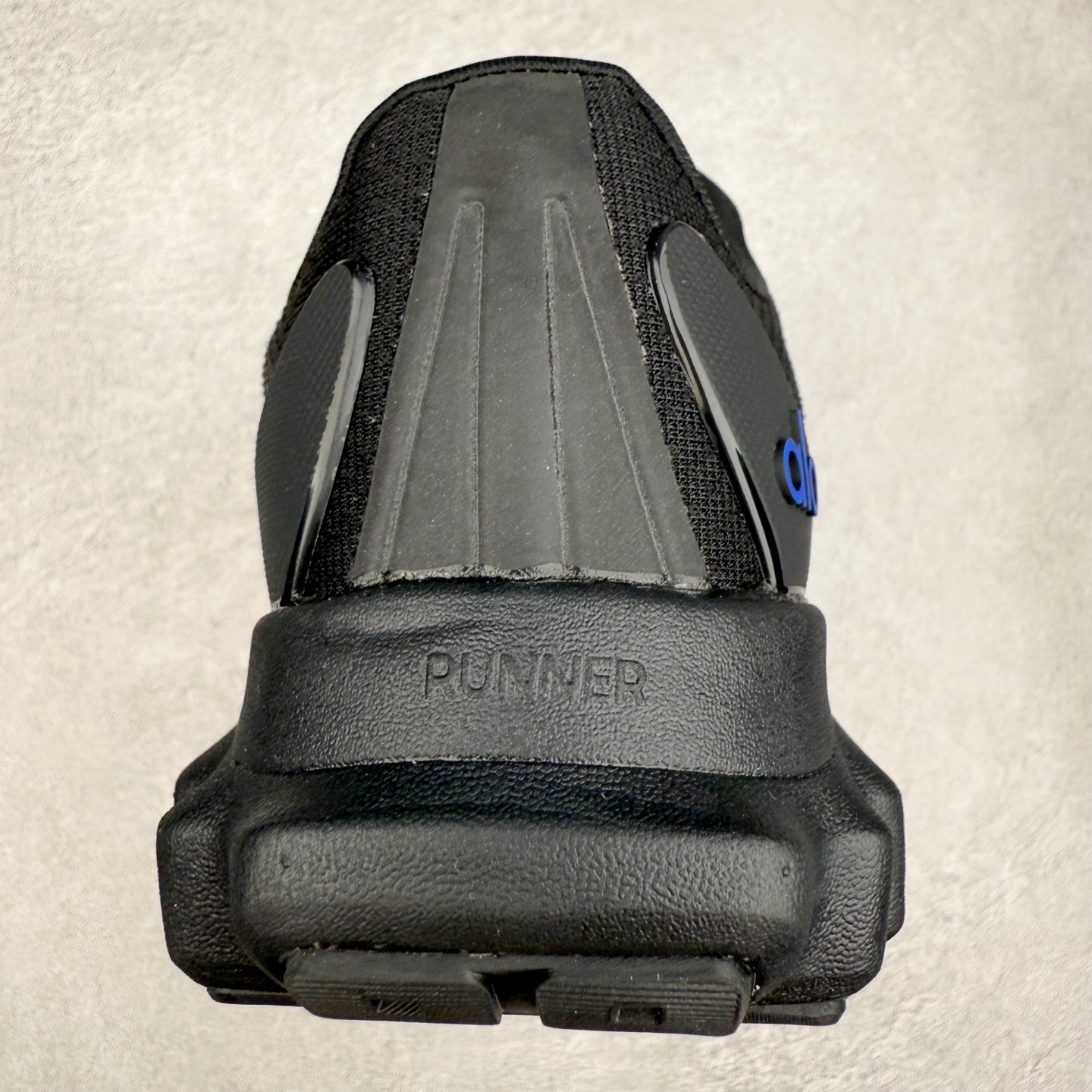 图片[8]-Alo yoga Alo Runner 舒适百搭防滑耐磨低帮跑步鞋 Alo Yoga于2007年创立于洛杉矶，意在传播有意识的运动，同时激发人们的健康意识与创造力。品牌的核心理念在于制作能够带来完美体验的瑜伽服饰与功能性单品，让有意识的运动触入并改变生活。Alo Yoga将其设计延伸到日常服饰概念，坚持不懈地捕捉当代时尚潮流，将品牌的运动美学理念、精致前卫的设计与舒适功能面料完美结合。与此同时，Alo Yoga的设计受到了时尚界人士与名人们的追捧，Talor Swift、Kendall Jenner等街拍照片中都曾出现品牌不同单品的身影。尺码：36 36.5 37.5 38 38.5 39 40 40.5 41 42 42.5 43 44 44.5 45-选品中心