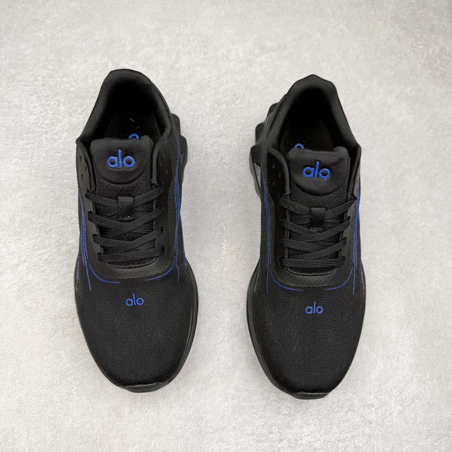 图片[2]-Alo yoga Alo Runner 舒适百搭防滑耐磨低帮跑步鞋 Alo Yoga于2007年创立于洛杉矶，意在传播有意识的运动，同时激发人们的健康意识与创造力。品牌的核心理念在于制作能够带来完美体验的瑜伽服饰与功能性单品，让有意识的运动触入并改变生活。Alo Yoga将其设计延伸到日常服饰概念，坚持不懈地捕捉当代时尚潮流，将品牌的运动美学理念、精致前卫的设计与舒适功能面料完美结合。与此同时，Alo Yoga的设计受到了时尚界人士与名人们的追捧，Talor Swift、Kendall Jenner等街拍照片中都曾出现品牌不同单品的身影。尺码：36 36.5 37.5 38 38.5 39 40 40.5 41 42 42.5 43 44 44.5 45-选品中心