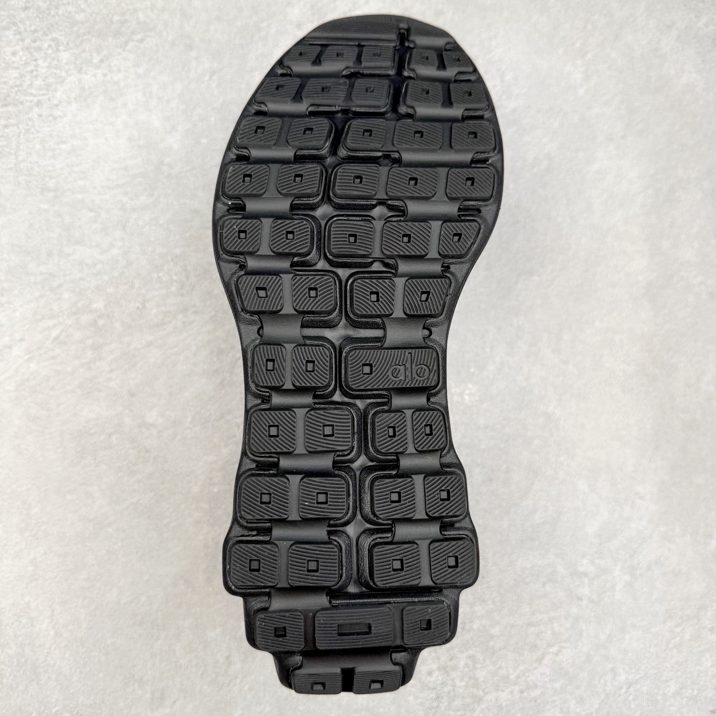 图片[9]-Alo yoga Alo Runner 舒适百搭防滑耐磨低帮跑步鞋 Alo Yoga于2007年创立于洛杉矶，意在传播有意识的运动，同时激发人们的健康意识与创造力。品牌的核心理念在于制作能够带来完美体验的瑜伽服饰与功能性单品，让有意识的运动触入并改变生活。Alo Yoga将其设计延伸到日常服饰概念，坚持不懈地捕捉当代时尚潮流，将品牌的运动美学理念、精致前卫的设计与舒适功能面料完美结合。与此同时，Alo Yoga的设计受到了时尚界人士与名人们的追捧，Talor Swift、Kendall Jenner等街拍照片中都曾出现品牌不同单品的身影。尺码：36 36.5 37.5 38 38.5 39 40 40.5 41 42 42.5 43 44 44.5 45-选品中心