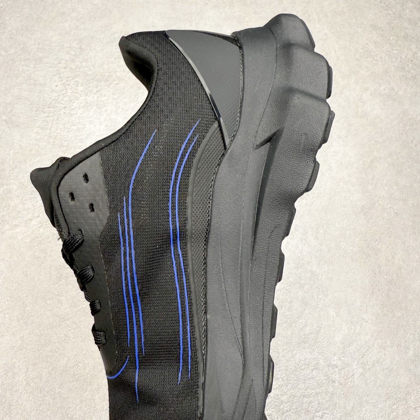 图片[7]-Alo yoga Alo Runner 舒适百搭防滑耐磨低帮跑步鞋 Alo Yoga于2007年创立于洛杉矶，意在传播有意识的运动，同时激发人们的健康意识与创造力。品牌的核心理念在于制作能够带来完美体验的瑜伽服饰与功能性单品，让有意识的运动触入并改变生活。Alo Yoga将其设计延伸到日常服饰概念，坚持不懈地捕捉当代时尚潮流，将品牌的运动美学理念、精致前卫的设计与舒适功能面料完美结合。与此同时，Alo Yoga的设计受到了时尚界人士与名人们的追捧，Talor Swift、Kendall Jenner等街拍照片中都曾出现品牌不同单品的身影。尺码：36 36.5 37.5 38 38.5 39 40 40.5 41 42 42.5 43 44 44.5 45-选品中心