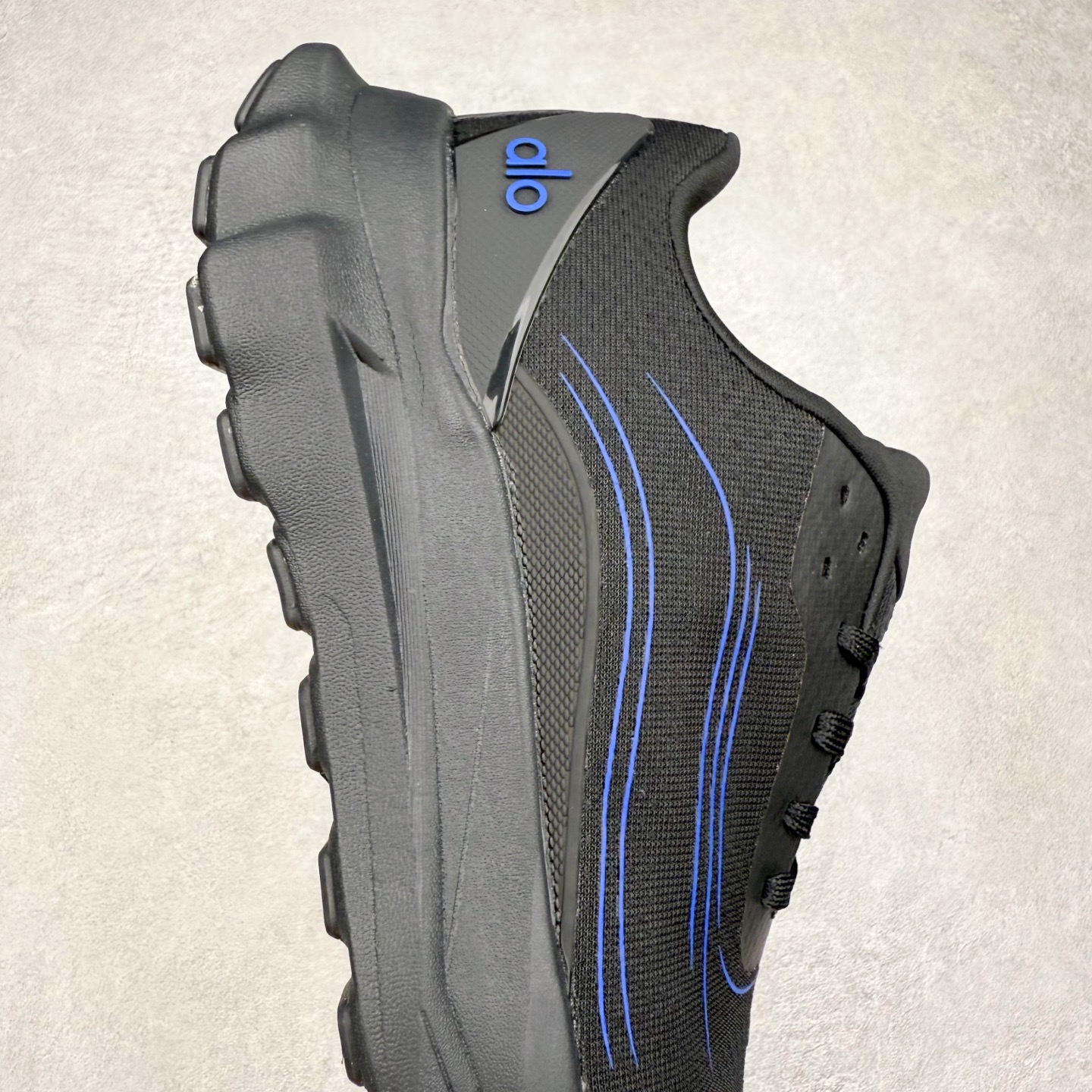 图片[6]-Alo yoga Alo Runner 舒适百搭防滑耐磨低帮跑步鞋 Alo Yoga于2007年创立于洛杉矶，意在传播有意识的运动，同时激发人们的健康意识与创造力。品牌的核心理念在于制作能够带来完美体验的瑜伽服饰与功能性单品，让有意识的运动触入并改变生活。Alo Yoga将其设计延伸到日常服饰概念，坚持不懈地捕捉当代时尚潮流，将品牌的运动美学理念、精致前卫的设计与舒适功能面料完美结合。与此同时，Alo Yoga的设计受到了时尚界人士与名人们的追捧，Talor Swift、Kendall Jenner等街拍照片中都曾出现品牌不同单品的身影。尺码：36 36.5 37.5 38 38.5 39 40 40.5 41 42 42.5 43 44 44.5 45-选品中心