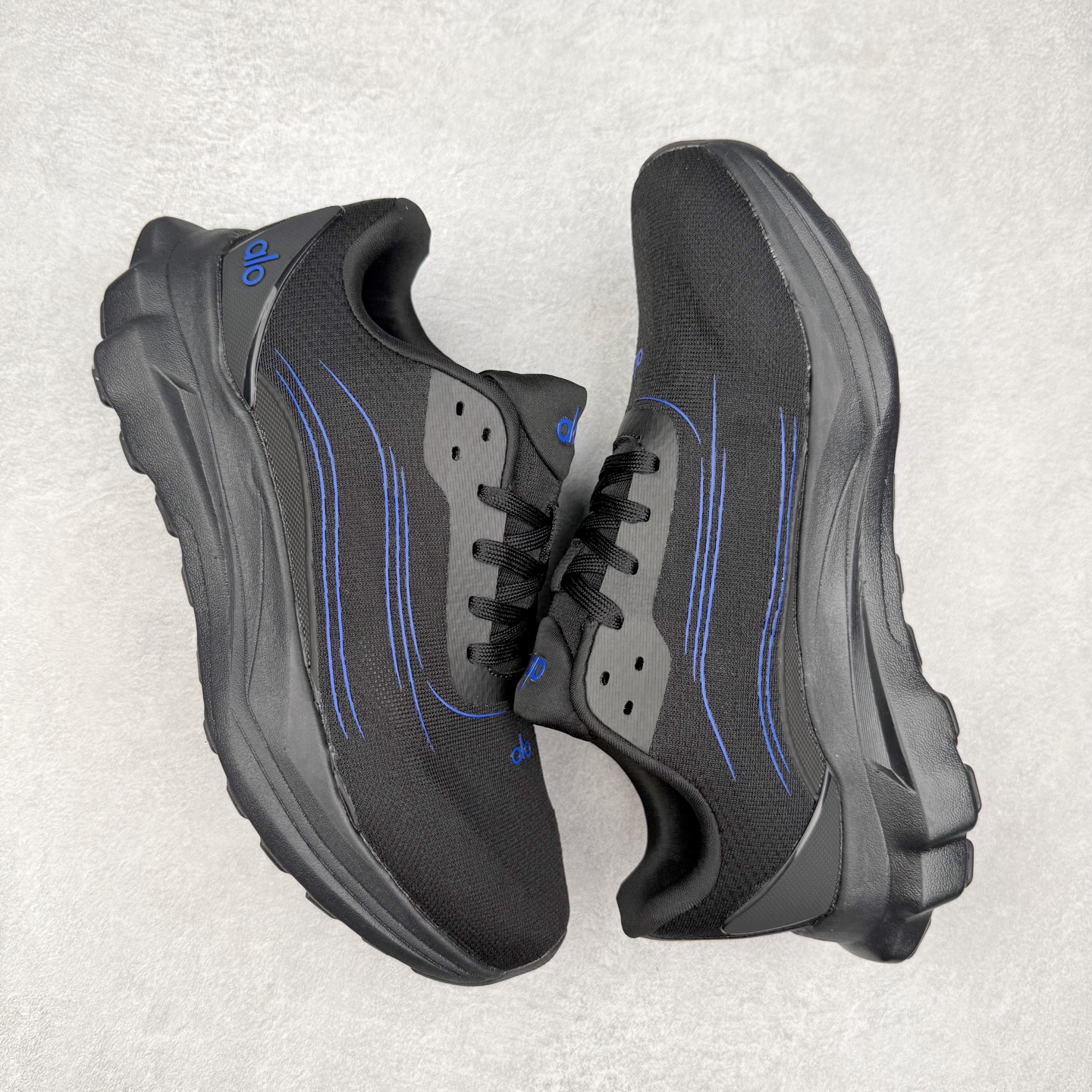 图片[3]-Alo yoga Alo Runner 舒适百搭防滑耐磨低帮跑步鞋 Alo Yoga于2007年创立于洛杉矶，意在传播有意识的运动，同时激发人们的健康意识与创造力。品牌的核心理念在于制作能够带来完美体验的瑜伽服饰与功能性单品，让有意识的运动触入并改变生活。Alo Yoga将其设计延伸到日常服饰概念，坚持不懈地捕捉当代时尚潮流，将品牌的运动美学理念、精致前卫的设计与舒适功能面料完美结合。与此同时，Alo Yoga的设计受到了时尚界人士与名人们的追捧，Talor Swift、Kendall Jenner等街拍照片中都曾出现品牌不同单品的身影。尺码：36 36.5 37.5 38 38.5 39 40 40.5 41 42 42.5 43 44 44.5 45-选品中心