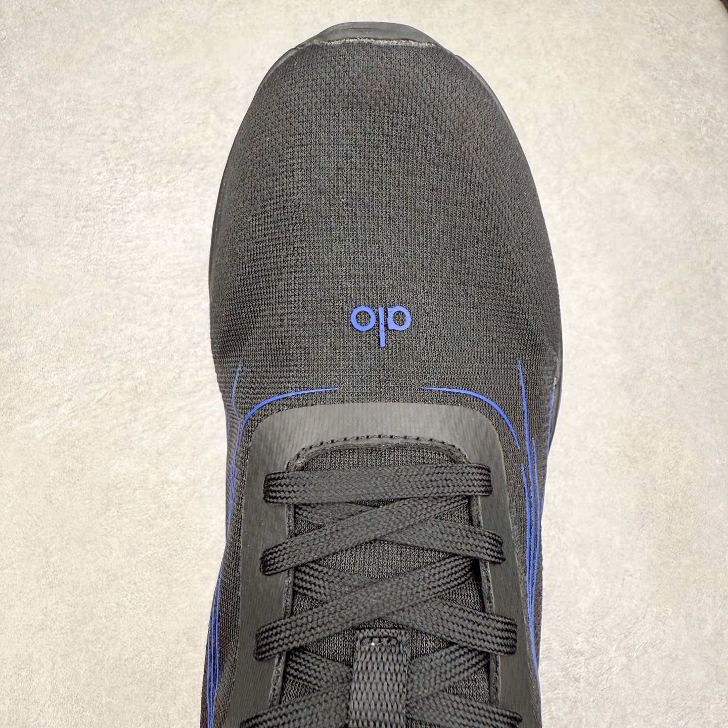 图片[4]-Alo yoga Alo Runner 舒适百搭防滑耐磨低帮跑步鞋 Alo Yoga于2007年创立于洛杉矶，意在传播有意识的运动，同时激发人们的健康意识与创造力。品牌的核心理念在于制作能够带来完美体验的瑜伽服饰与功能性单品，让有意识的运动触入并改变生活。Alo Yoga将其设计延伸到日常服饰概念，坚持不懈地捕捉当代时尚潮流，将品牌的运动美学理念、精致前卫的设计与舒适功能面料完美结合。与此同时，Alo Yoga的设计受到了时尚界人士与名人们的追捧，Talor Swift、Kendall Jenner等街拍照片中都曾出现品牌不同单品的身影。尺码：36 36.5 37.5 38 38.5 39 40 40.5 41 42 42.5 43 44 44.5 45-选品中心