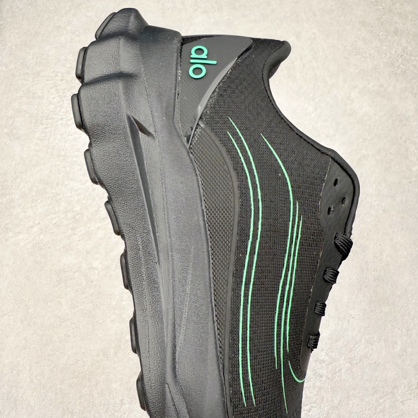 图片[6]-Alo yoga Alo Runner 舒适百搭防滑耐磨低帮跑步鞋 Alo Yoga于2007年创立于洛杉矶，意在传播有意识的运动，同时激发人们的健康意识与创造力。品牌的核心理念在于制作能够带来完美体验的瑜伽服饰与功能性单品，让有意识的运动触入并改变生活。Alo Yoga将其设计延伸到日常服饰概念，坚持不懈地捕捉当代时尚潮流，将品牌的运动美学理念、精致前卫的设计与舒适功能面料完美结合。与此同时，Alo Yoga的设计受到了时尚界人士与名人们的追捧，Talor Swift、Kendall Jenner等街拍照片中都曾出现品牌不同单品的身影。尺码：36 36.5 37.5 38 38.5 39 40 40.5 41 42 42.5 43 44 44.5 45-选品中心