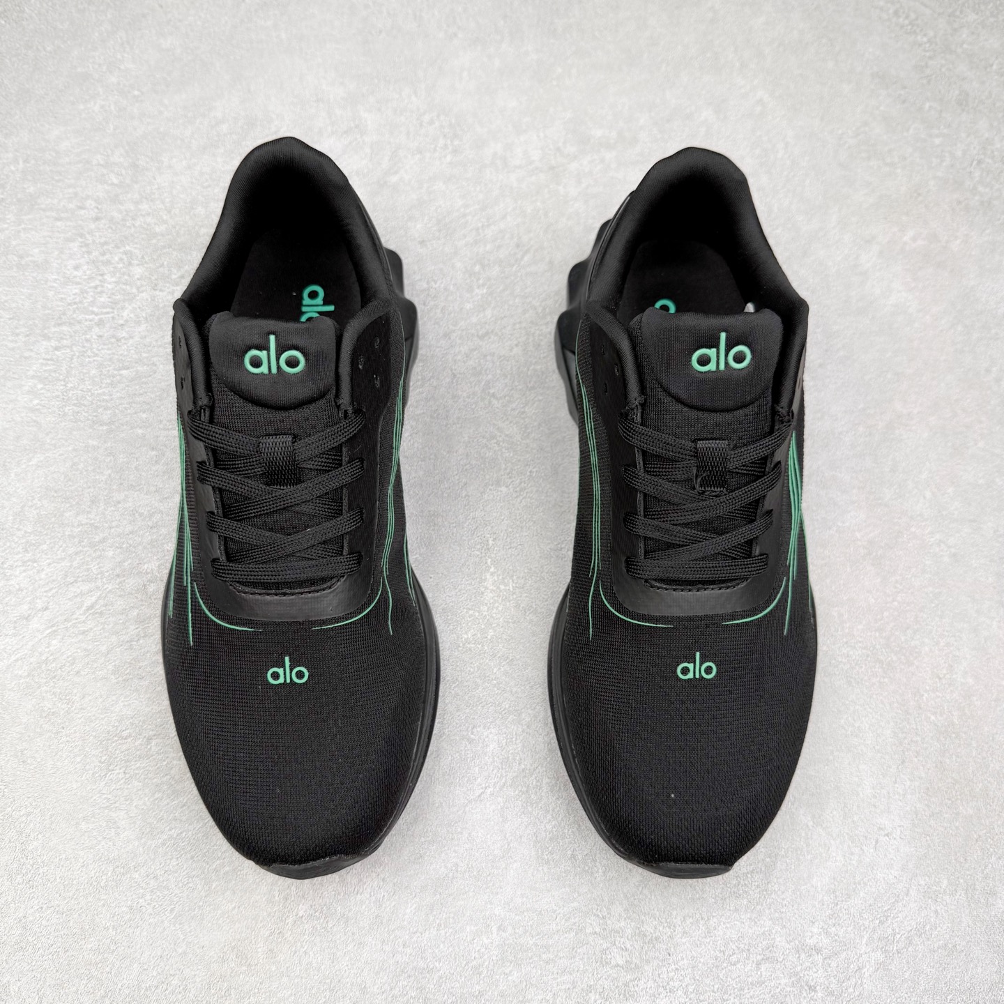 图片[2]-Alo yoga Alo Runner 舒适百搭防滑耐磨低帮跑步鞋 Alo Yoga于2007年创立于洛杉矶，意在传播有意识的运动，同时激发人们的健康意识与创造力。品牌的核心理念在于制作能够带来完美体验的瑜伽服饰与功能性单品，让有意识的运动触入并改变生活。Alo Yoga将其设计延伸到日常服饰概念，坚持不懈地捕捉当代时尚潮流，将品牌的运动美学理念、精致前卫的设计与舒适功能面料完美结合。与此同时，Alo Yoga的设计受到了时尚界人士与名人们的追捧，Talor Swift、Kendall Jenner等街拍照片中都曾出现品牌不同单品的身影。尺码：36 36.5 37.5 38 38.5 39 40 40.5 41 42 42.5 43 44 44.5 45-选品中心