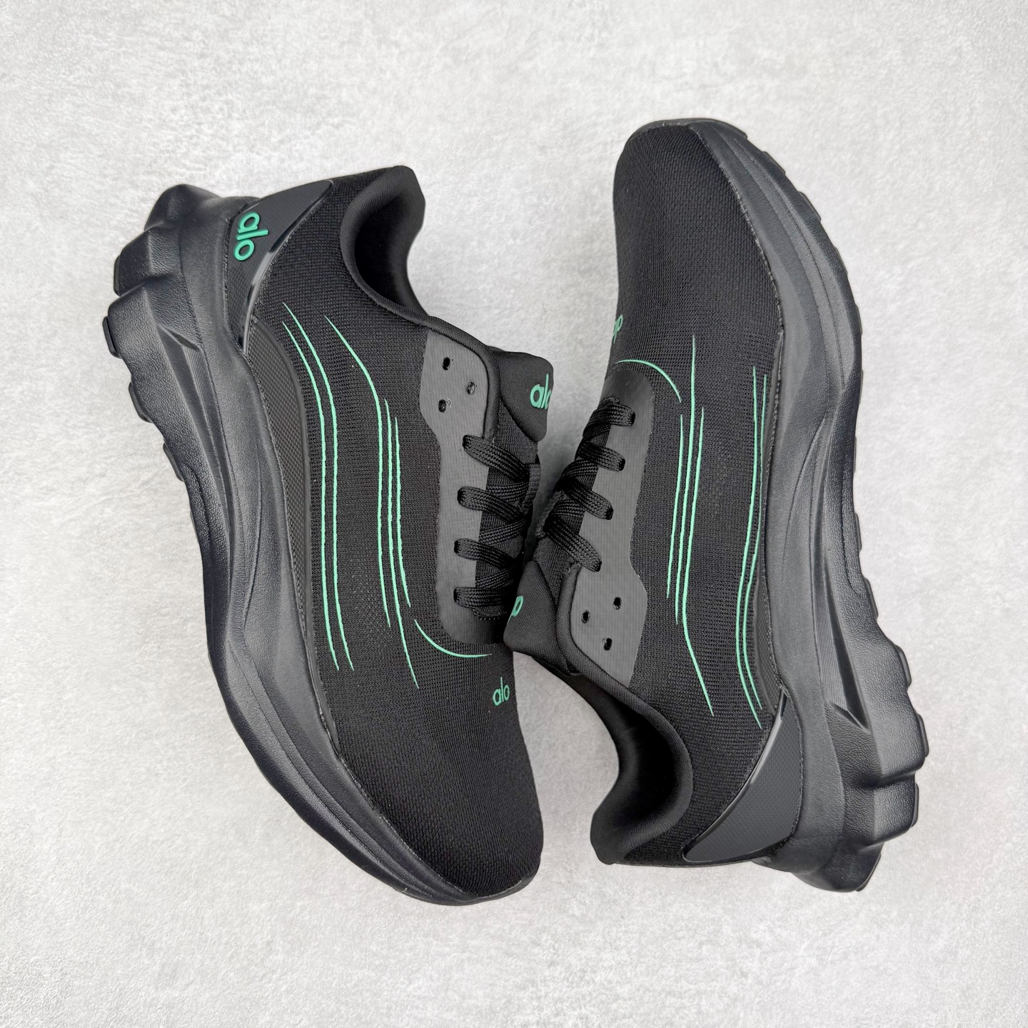 图片[3]-Alo yoga Alo Runner 舒适百搭防滑耐磨低帮跑步鞋 Alo Yoga于2007年创立于洛杉矶，意在传播有意识的运动，同时激发人们的健康意识与创造力。品牌的核心理念在于制作能够带来完美体验的瑜伽服饰与功能性单品，让有意识的运动触入并改变生活。Alo Yoga将其设计延伸到日常服饰概念，坚持不懈地捕捉当代时尚潮流，将品牌的运动美学理念、精致前卫的设计与舒适功能面料完美结合。与此同时，Alo Yoga的设计受到了时尚界人士与名人们的追捧，Talor Swift、Kendall Jenner等街拍照片中都曾出现品牌不同单品的身影。尺码：36 36.5 37.5 38 38.5 39 40 40.5 41 42 42.5 43 44 44.5 45-选品中心